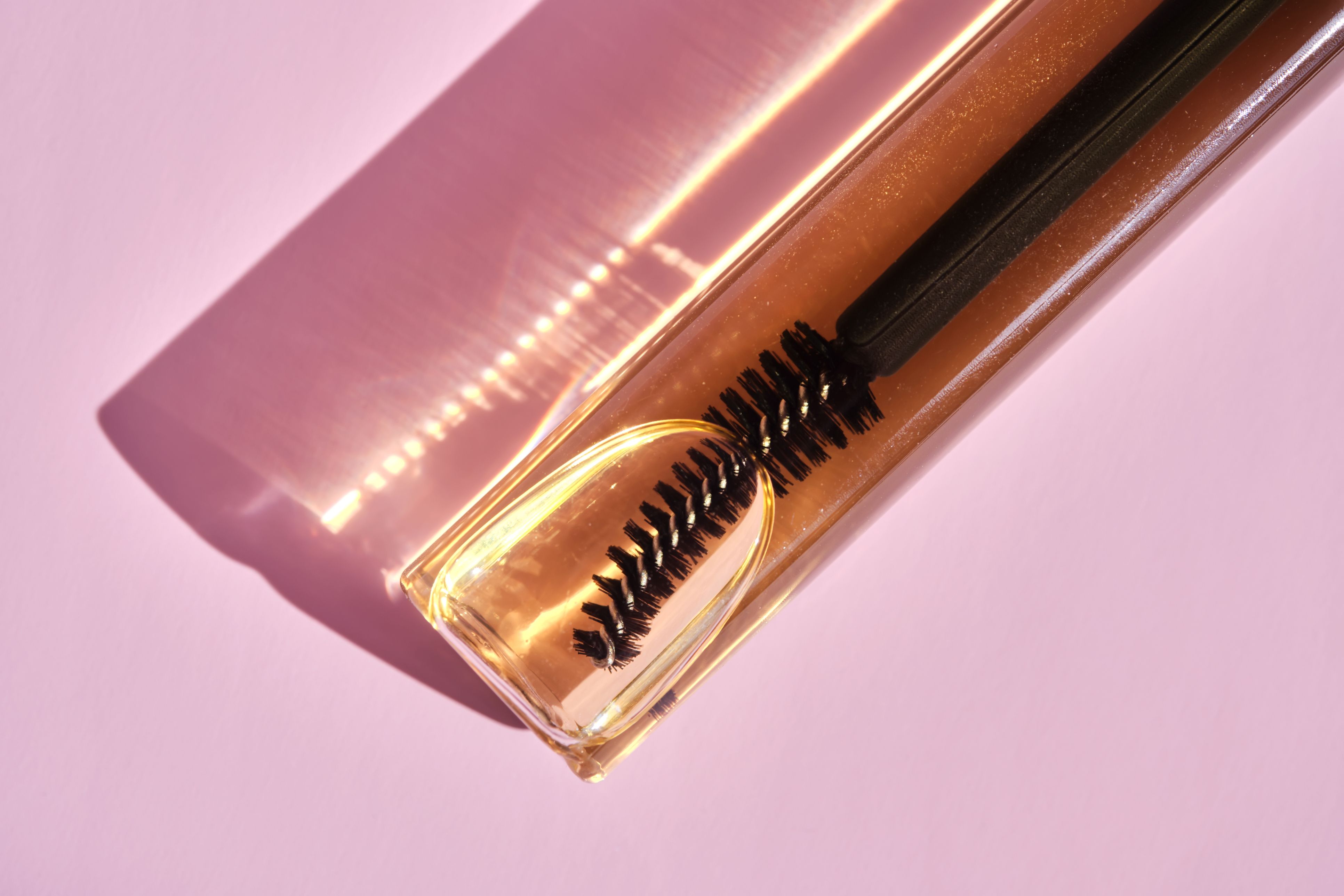 Kaum ein Beauty-Trend hält sich so hartnäckig wie dieser: Rizinusöl für längere Wimpern.