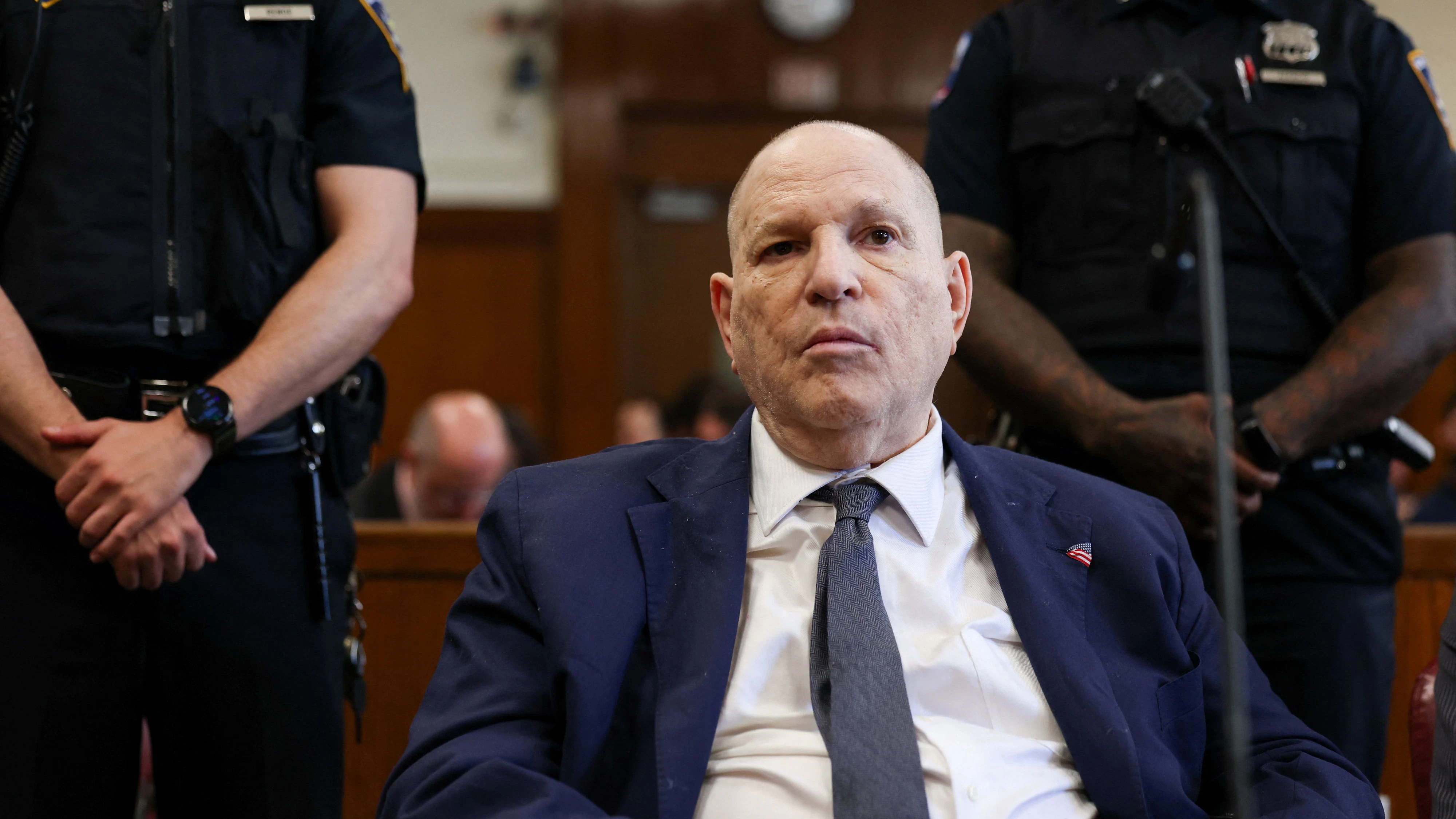 Der ehemalige Hollywood-Filmproduzent Harvey Weinstein erschien am Dienstag vor dem Obersten Gerichtshof von Manhattan.  
