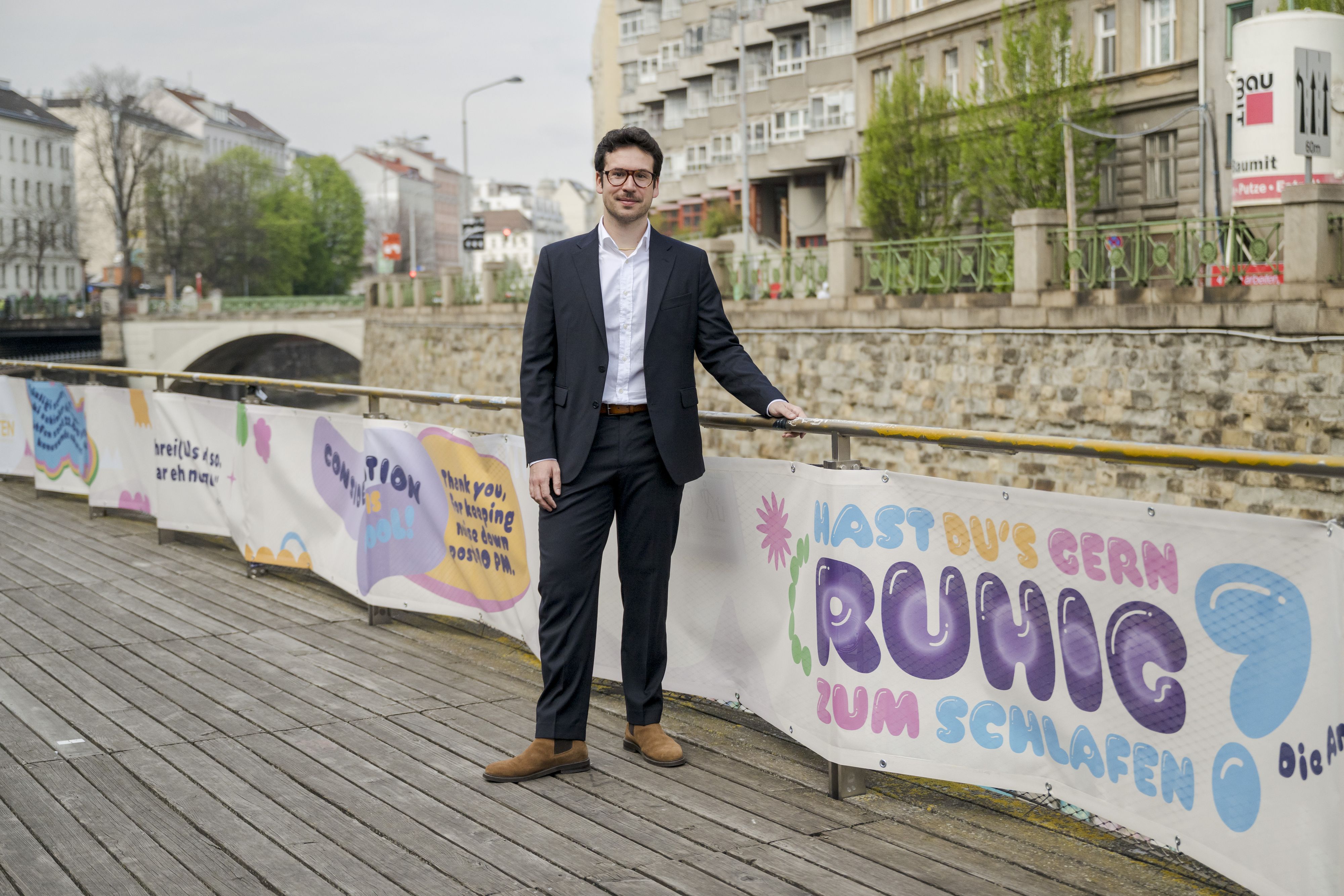 Bezirksvorsteher Michael Luxenberger (Grüne) präsentierte die Maßnahme gegen Lärm auf der Wientalterrasse.