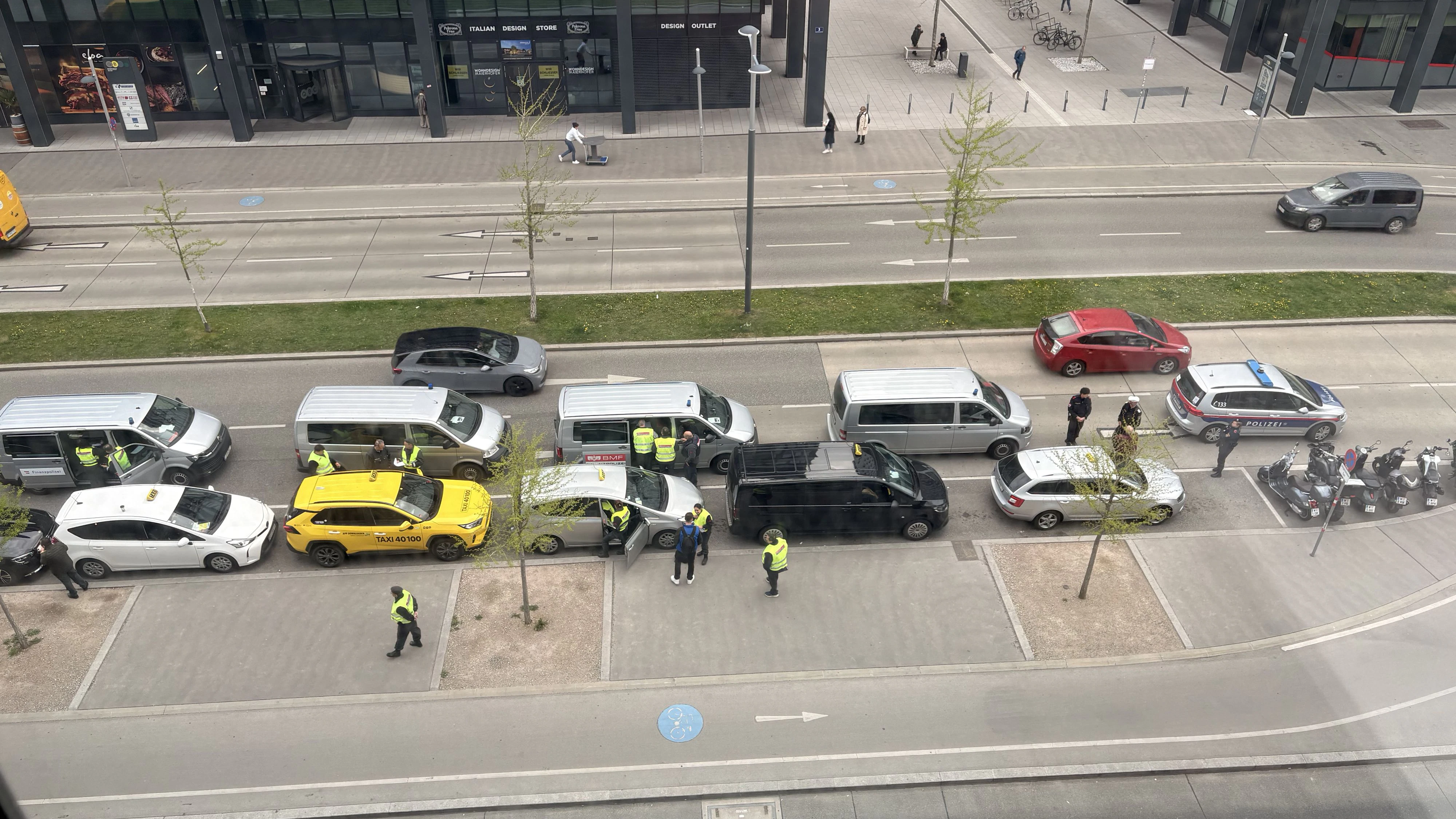 Heute.at - Mega-Razzia am Hauptbahnhof gegen Taxi-Schwindler