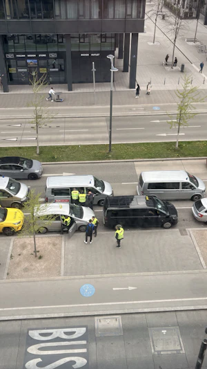 Mega-Razzia Hauptbahnhof: Finanzpolizei und Polizei kontrollieren Taxis in Wien, prüfen Taxilenkerausweise und Registrierkassen. Ermittlungen laufen.