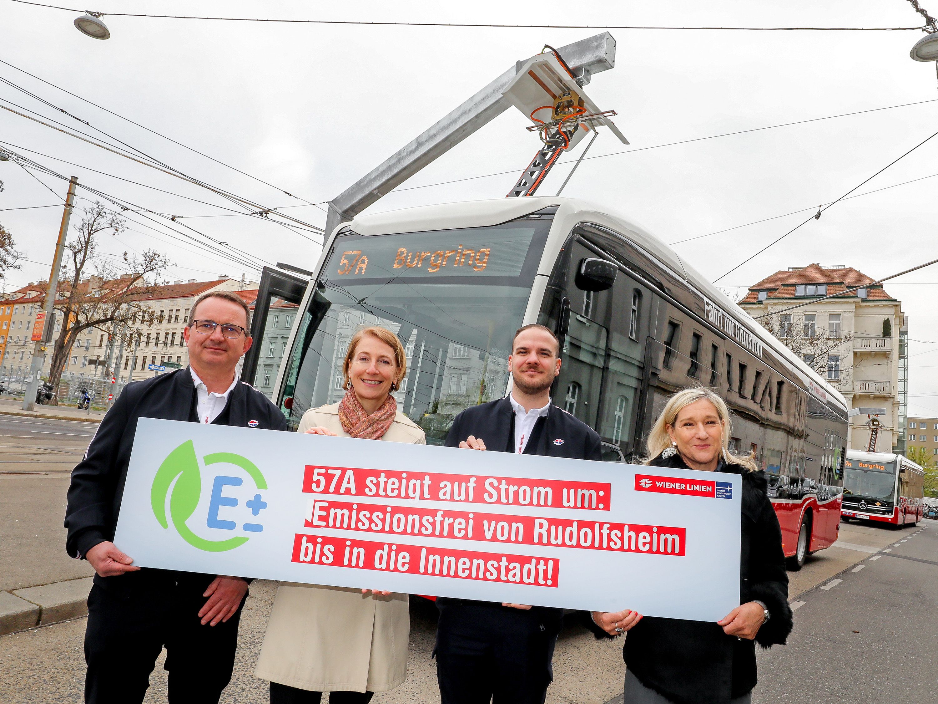 Günther Zant (Wiener Linien Mitarbeiter), Gudrun Senk (techn. Geschäftsführerin Wiener Linien), Andreas Schwarz (Wiener Linien Mitarbeiter) und Monika Unterholzner (stv. Generaldirektorin Wiener Stadtwerke). (v.l.)