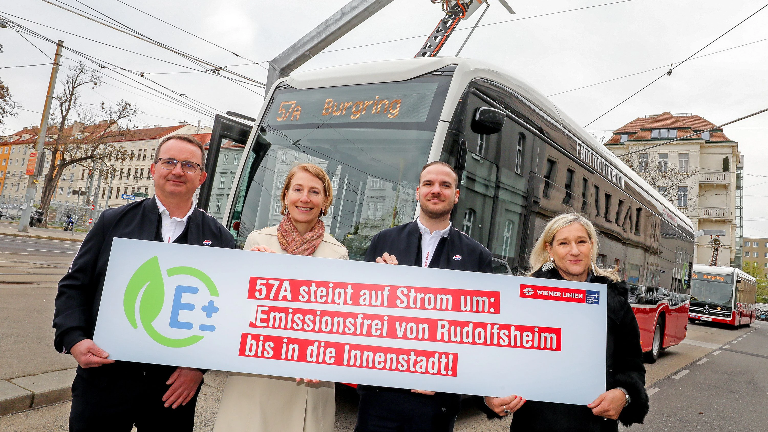 Günther Zant (Wiener Linien Mitarbeiter), Gudrun Senk (techn. Geschäftsführerin Wiener Linien), Andreas Schwarz (Wiener Linien Mitarbeiter), Monika Unterholzner (stv. Generaldirektorin Wiener Stadtwerke)