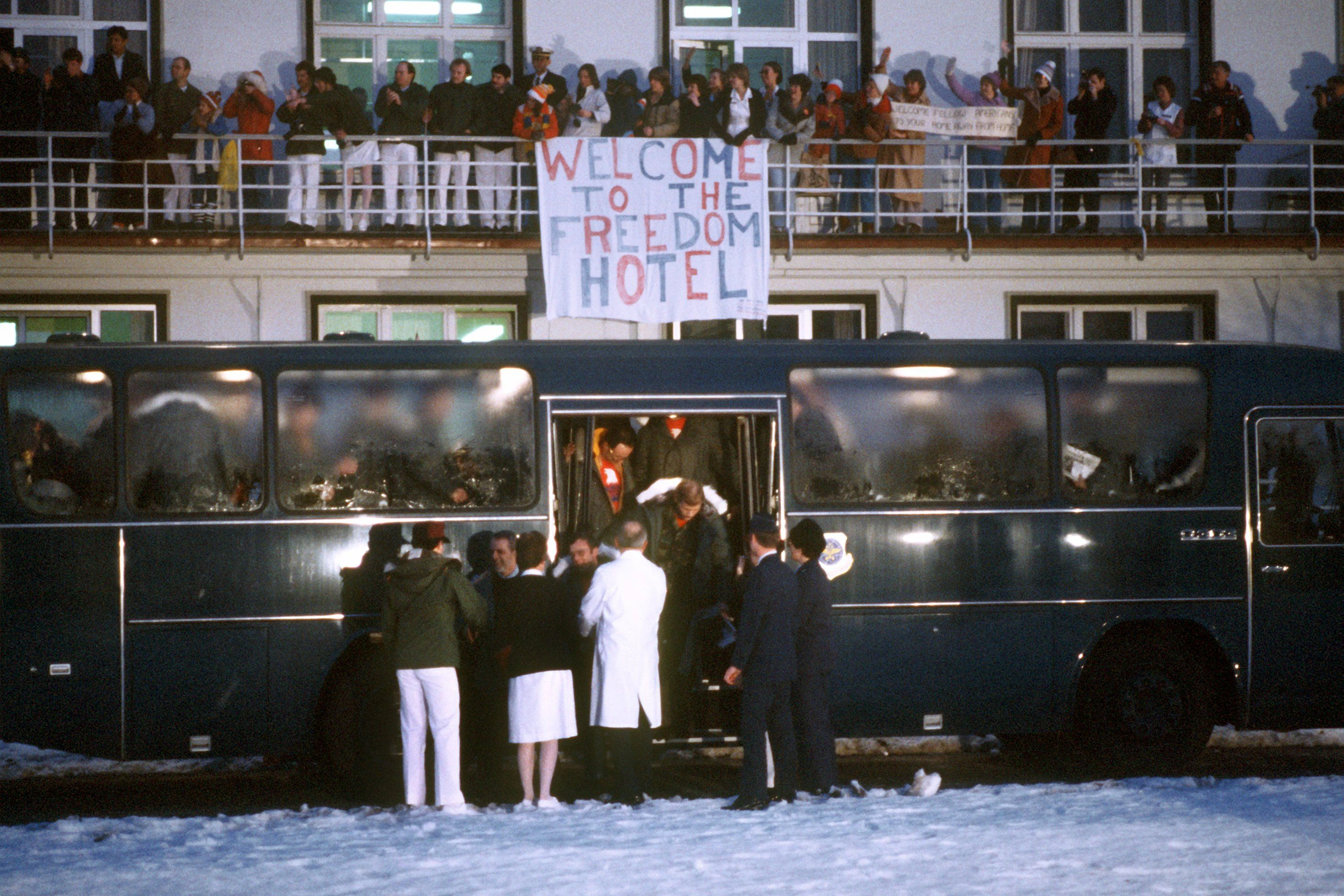 Landsleute begrüßen die ehemaligen Geiseln bei ihrer Ankunft vor dem US-Militärhospital in Wiesbaden mit Applaus