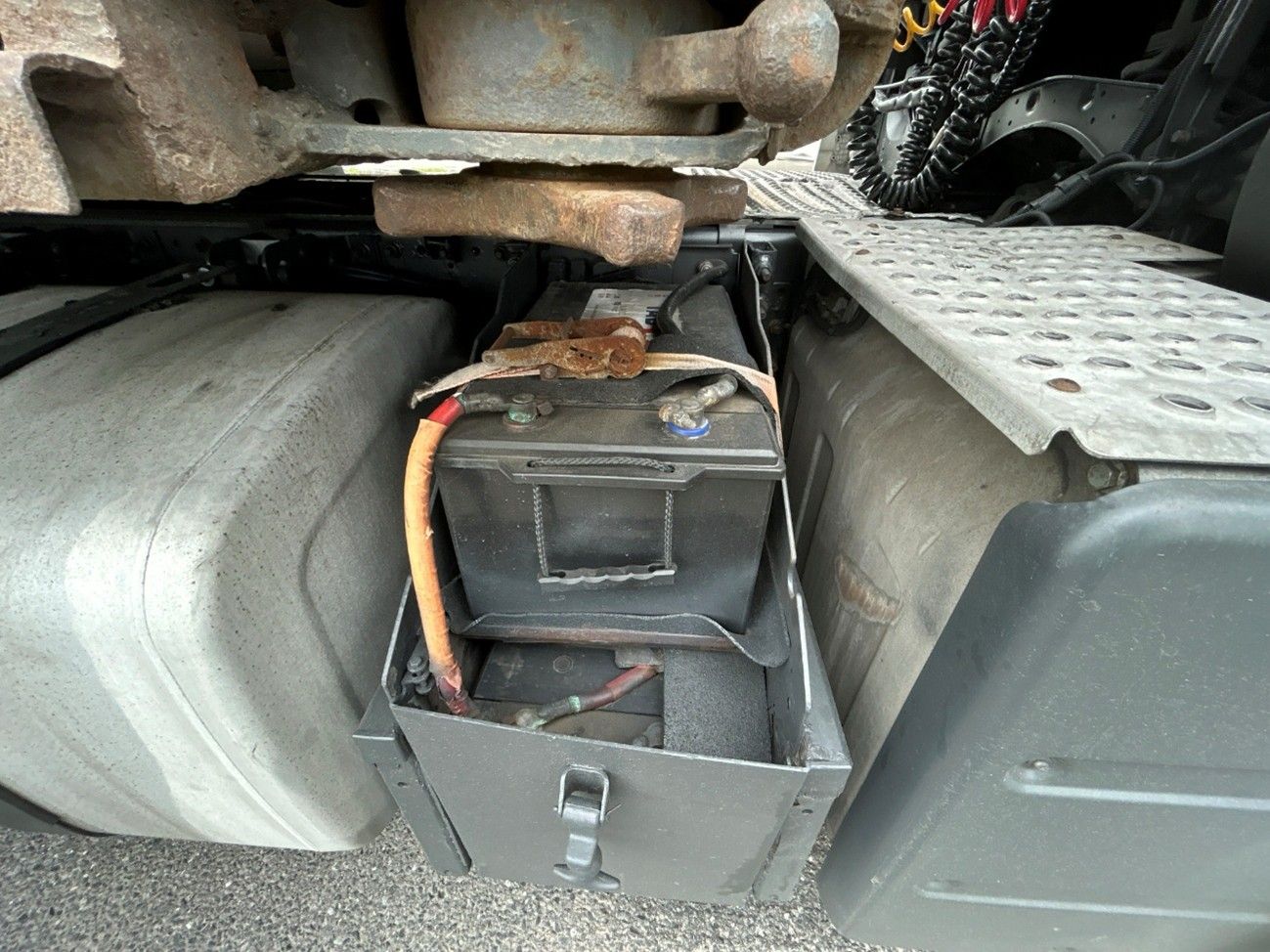 Dem Zugfahrzeug und dem Anhänger wurden die Kennzeichentafeln vorläufig abgenommen.