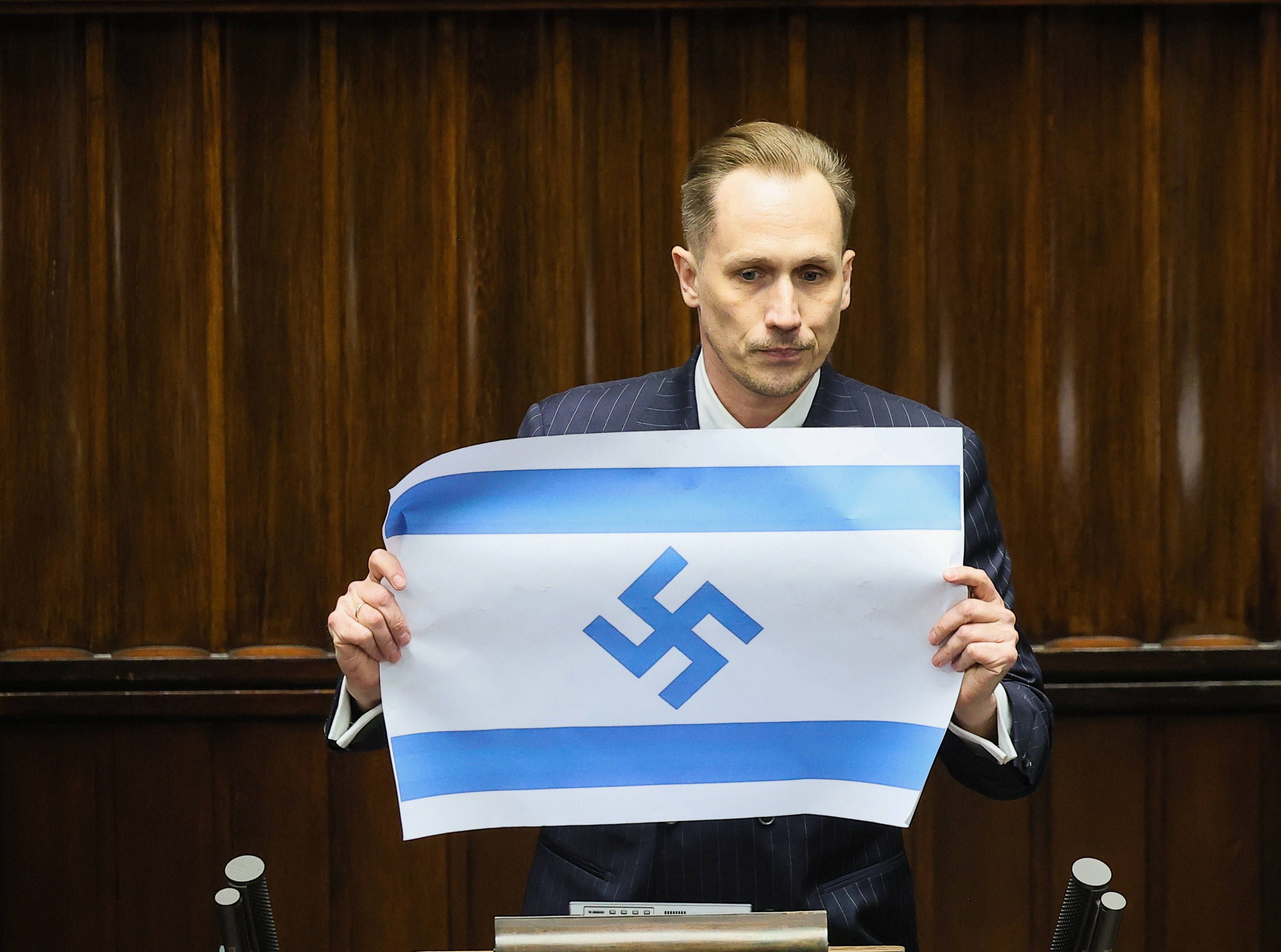 Konrad Berkowicz mit der Israel-Flagge im polnischen Parlament.