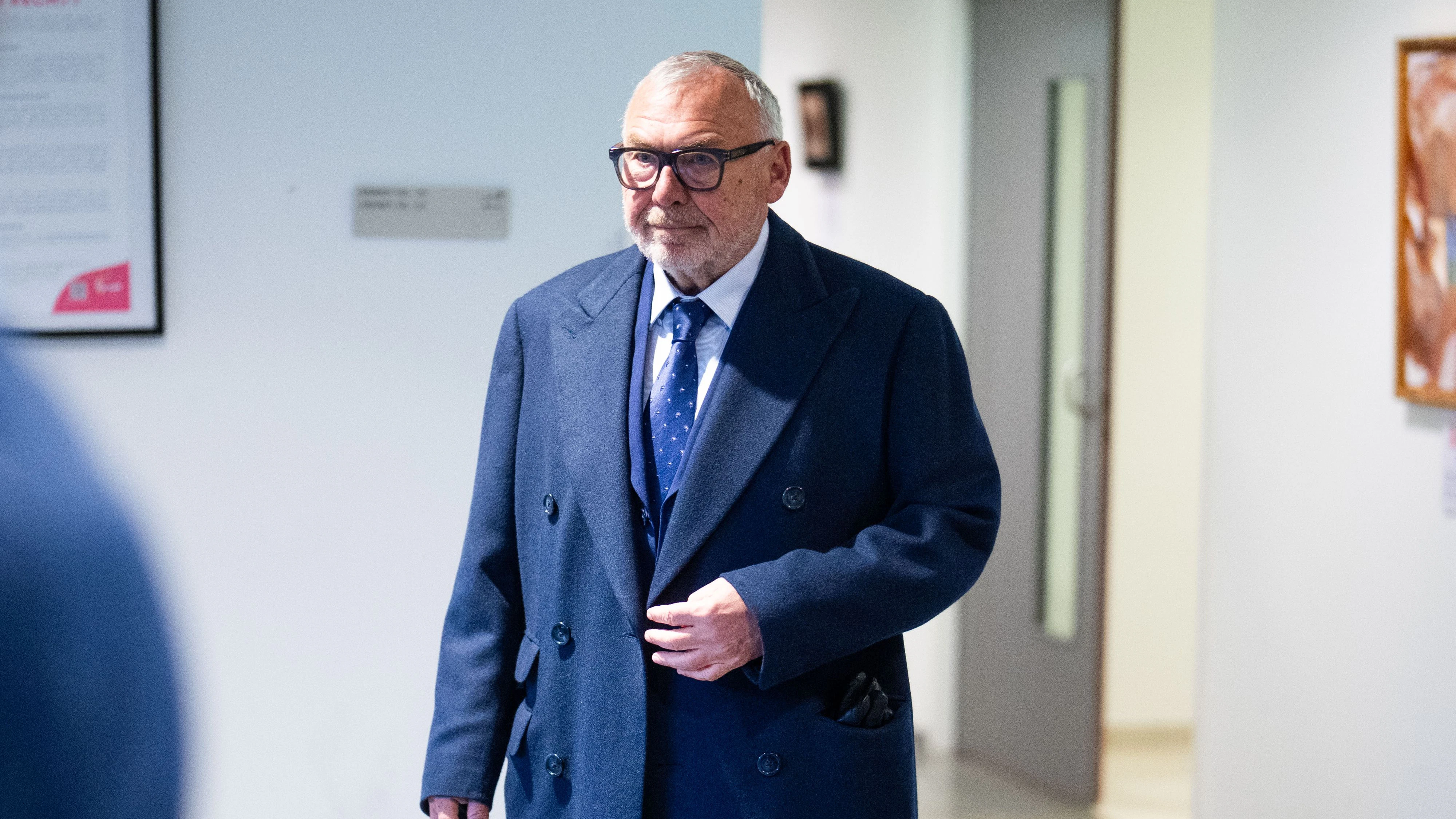 Heute.at - Ex-Kanzler Gusenbauer mit neuem Look vor Gericht