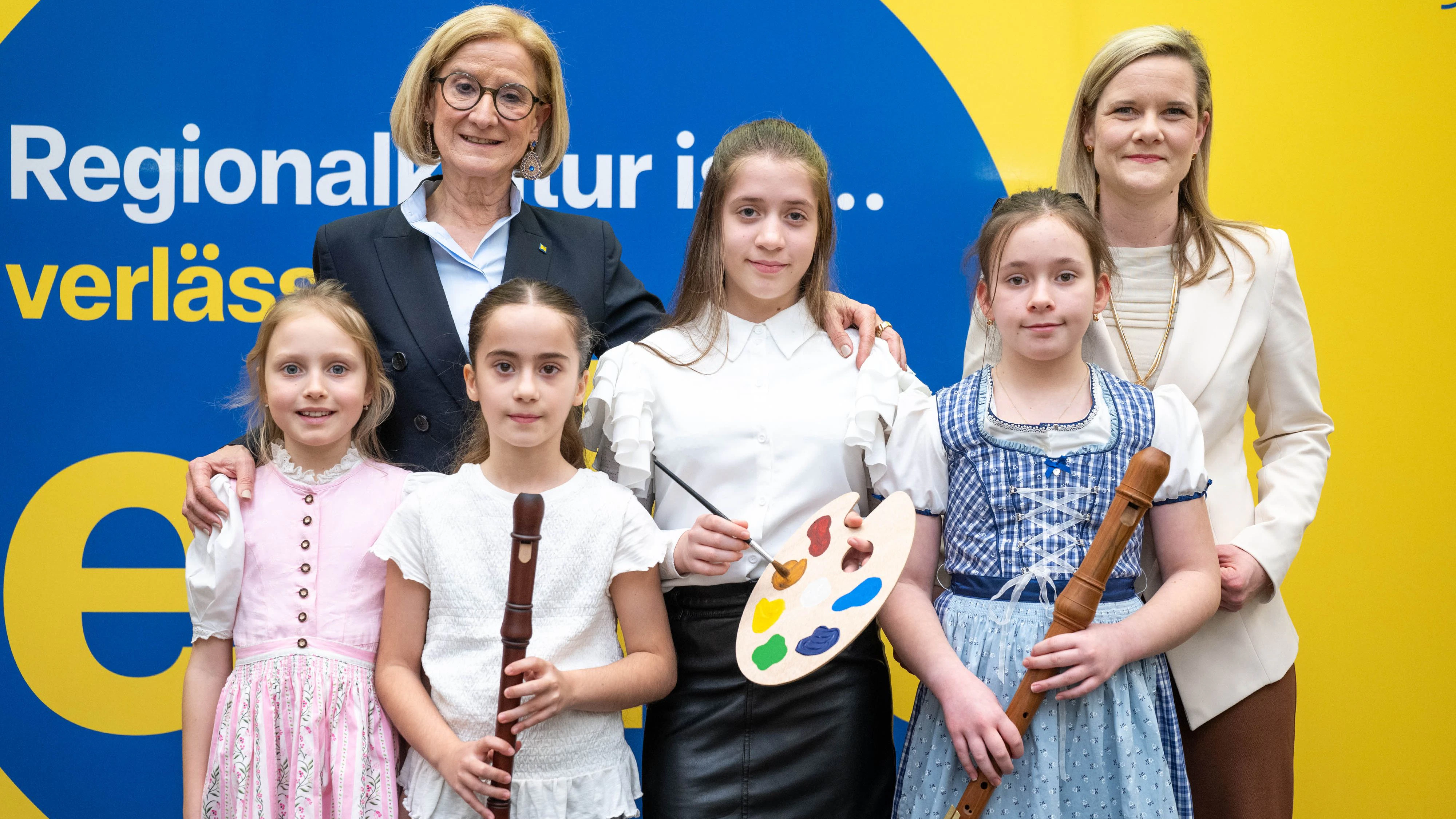 Landeshauptfrau Johanna Mikl-Leitner (VP) und Tamara Ofenauer-Haas (GF MKM Musik & Kunst Schulen Management NÖ) mit Musik- und Kunstschülerinnen.