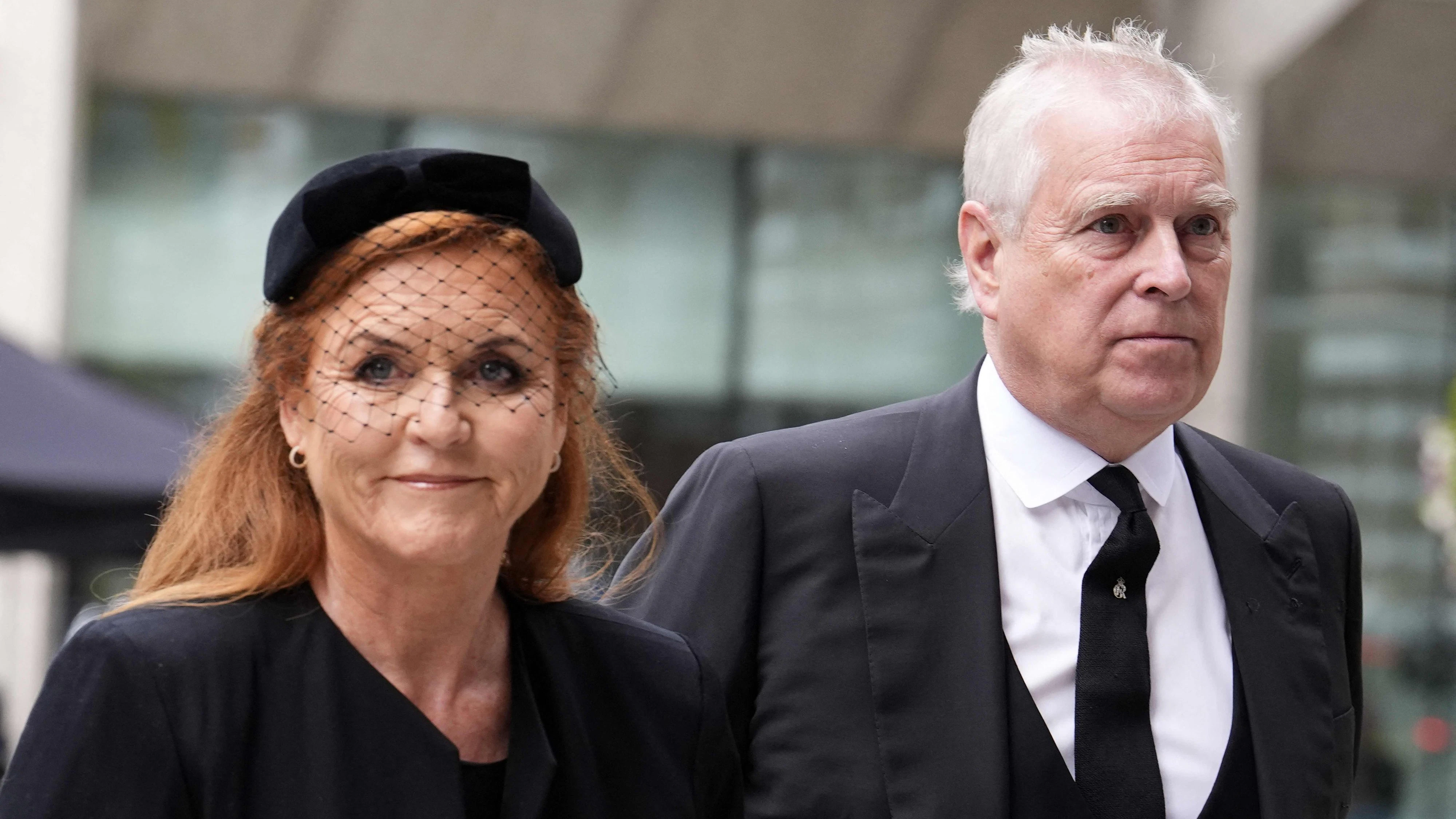 Sarah Ferguson und Ex-Ehemann Andrew bei der Trauerfeier für die verstorbene Herzogin von Kent im September 2025. 