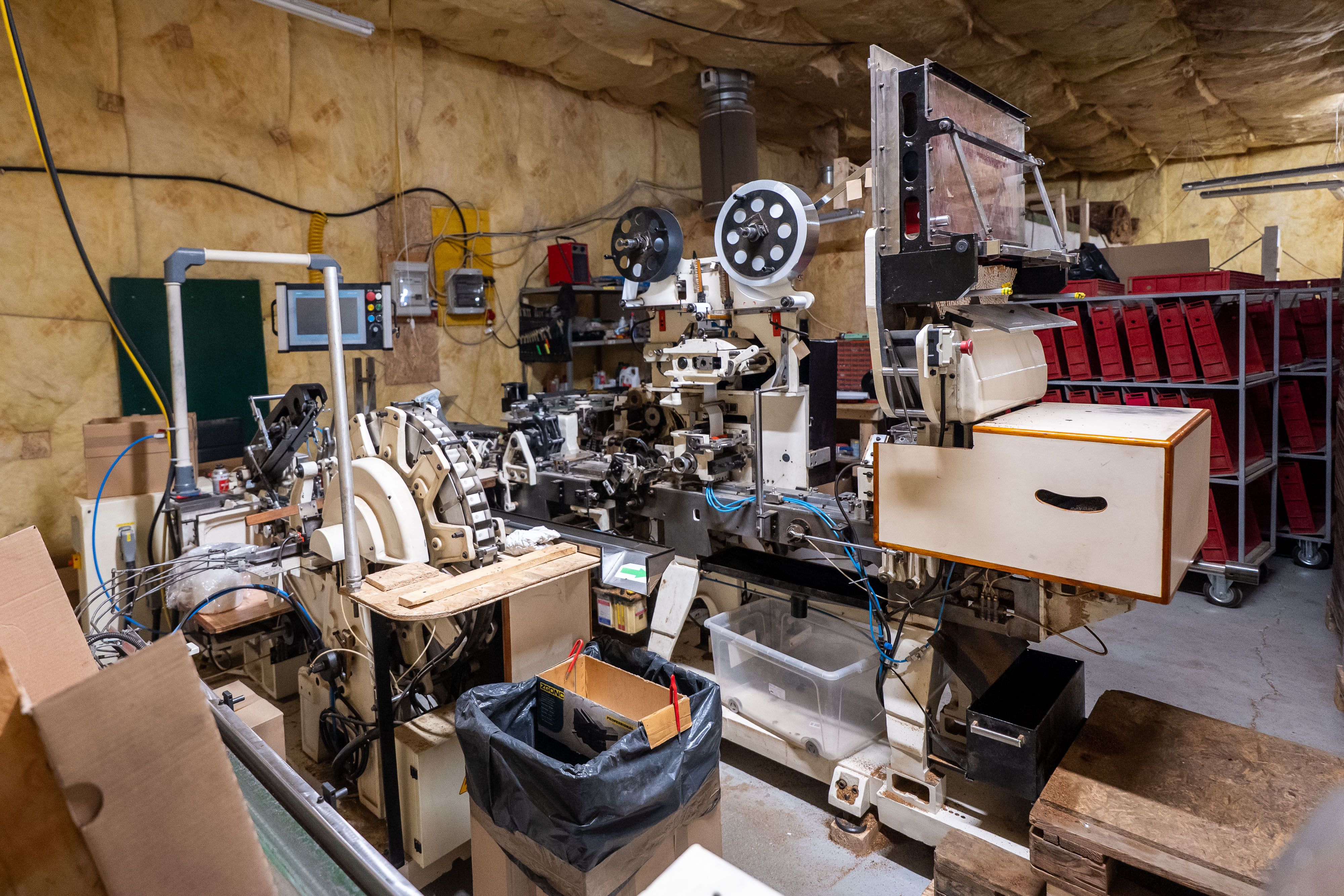 Heute.at - Zoll räuchert bei Razzia Mega-Tschick-Fabrik in NÖ aus