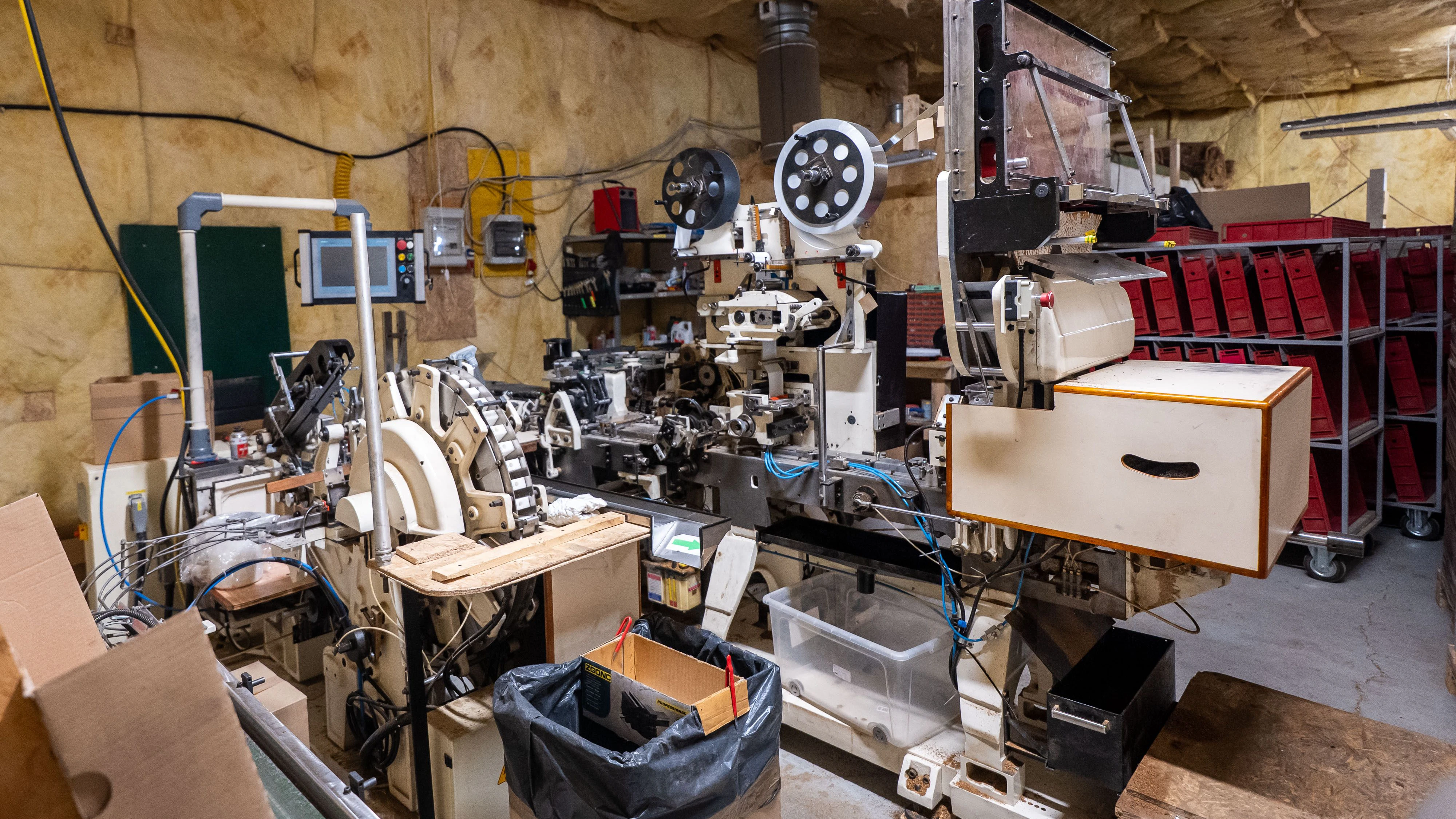 Heute.at - Zoll räuchert bei Razzia Mega-Tschick-Fabrik in NÖ aus