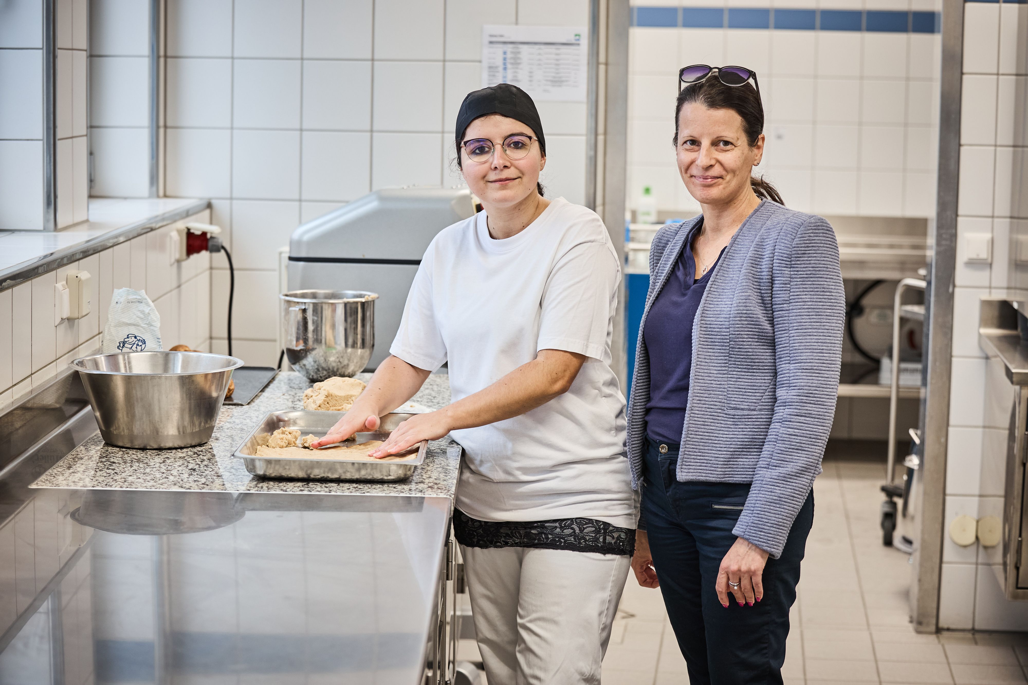 Erfolgreiche Inklusion am Arbeitsmarkt gelungen: Vanesa Prajkovà mit Caritas Arbeitsassistentin Susanne Grieszler