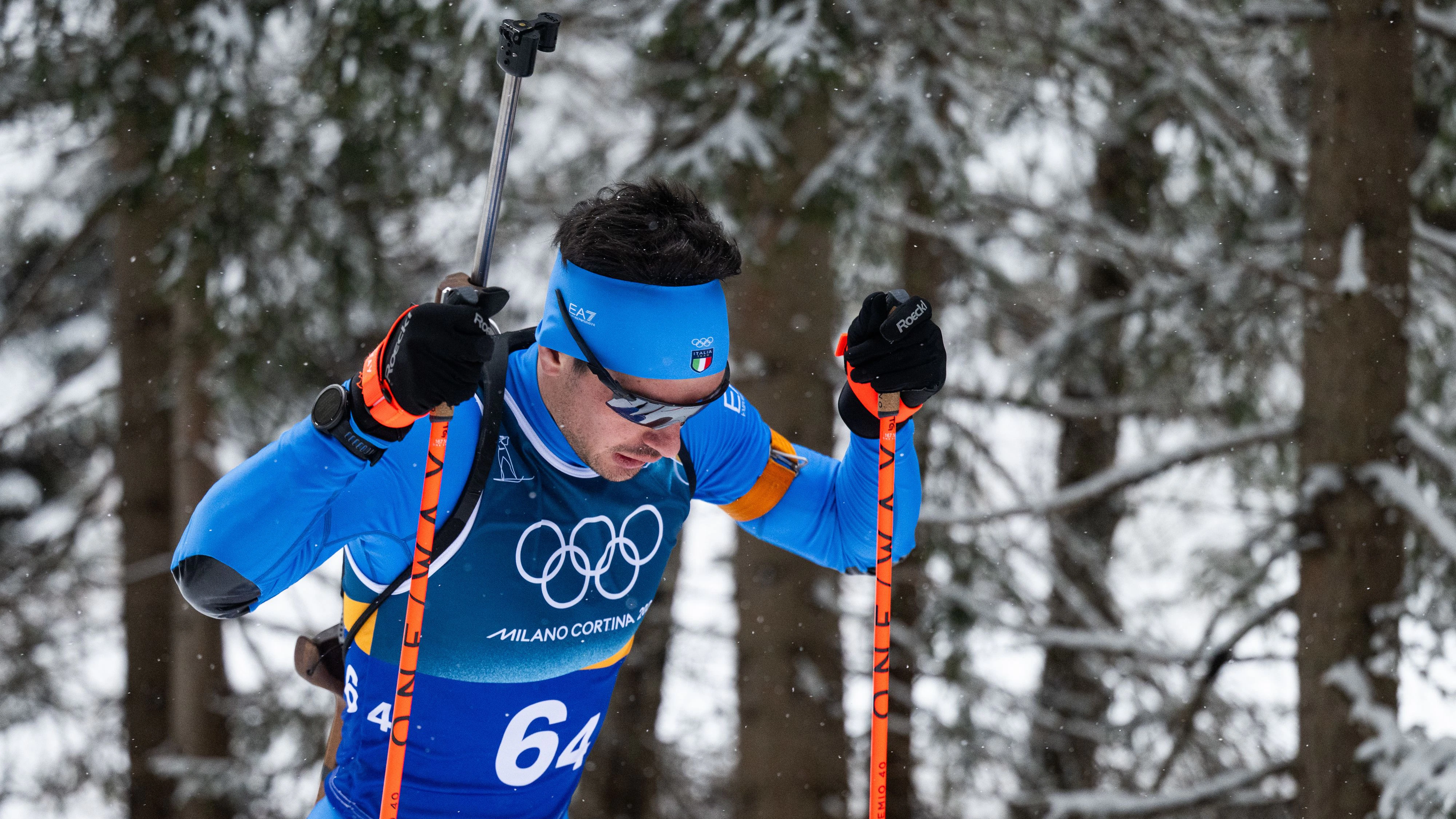 Der italienische Star-Biathlet Tommaso Giacomel musste bei Olympia auf Gold-Kurs liegend mit Herzproblemen aufgeben. 
