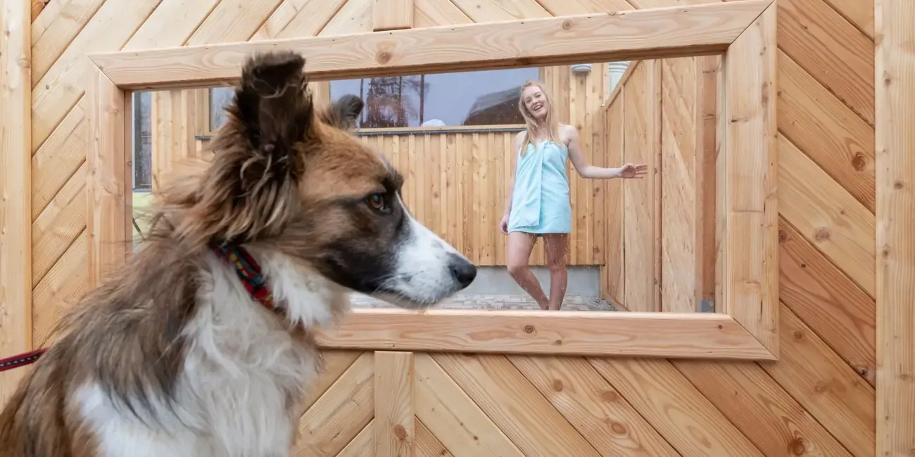 In der Außensauna kann Frauchen ihren Liebling beobachten.