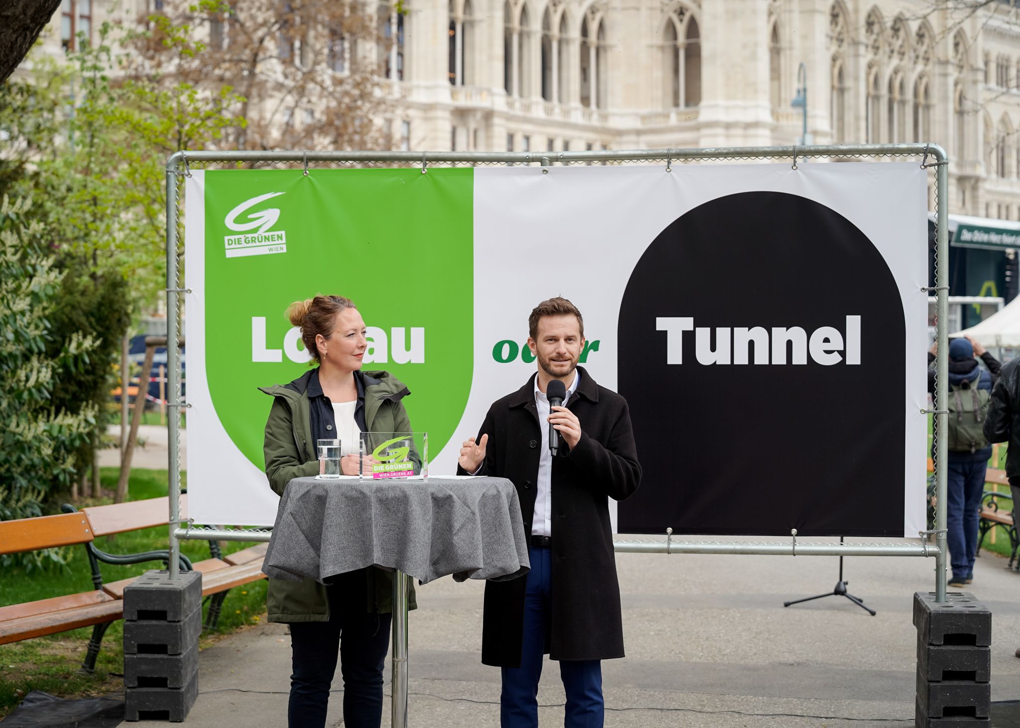 Judith Pühringer und Peter Kraus (beide Parteivorsitzende Grüne Wien) präsentieren die neue Kampagne.