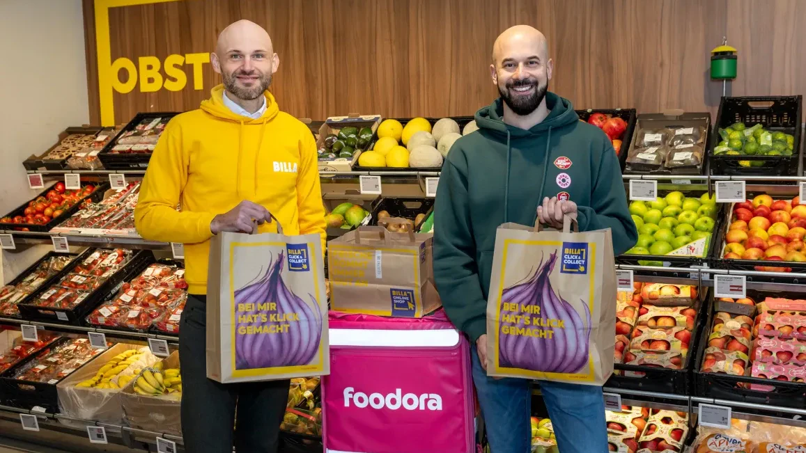 Igor Milojkovic (Leiter Vertrieb Innen bei BILLA) und Dragan Milovanovic (General Manager des Quick Commerce von foodora Österreich) freuen sich über den Start des ersten gemeinsamen Delivery Stores in Wien.