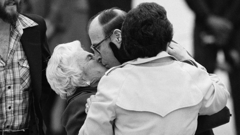 Der aktuelle Konflikt im Nahen Osten hat eine jahrzehntelange Vorgeschichte. US-Experte Eugen Freund über die demütigende Geiselnahme von Amerikanern im Iran, die dunklen Machenschaften von CIA und religiösen Fanatismus.