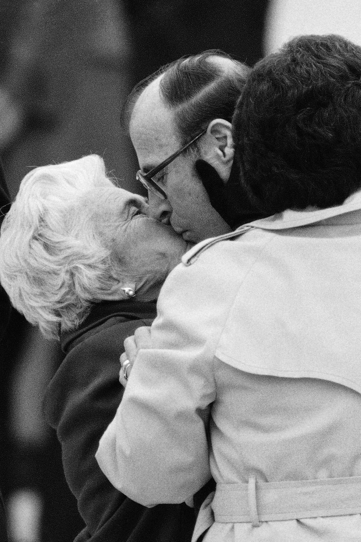 Nach der Befreiung wird US-Geisel Richard Morefield am&nbsp;27. Januar 1981 von seiner Mutter Maria abgebusselt