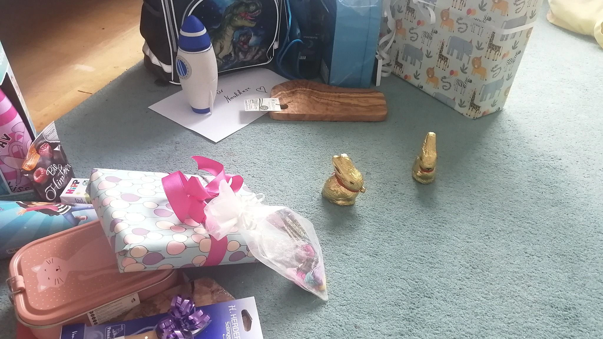 In Noah und Lilys Zimmer warten die Geschenke auf die vermissten Kinder.