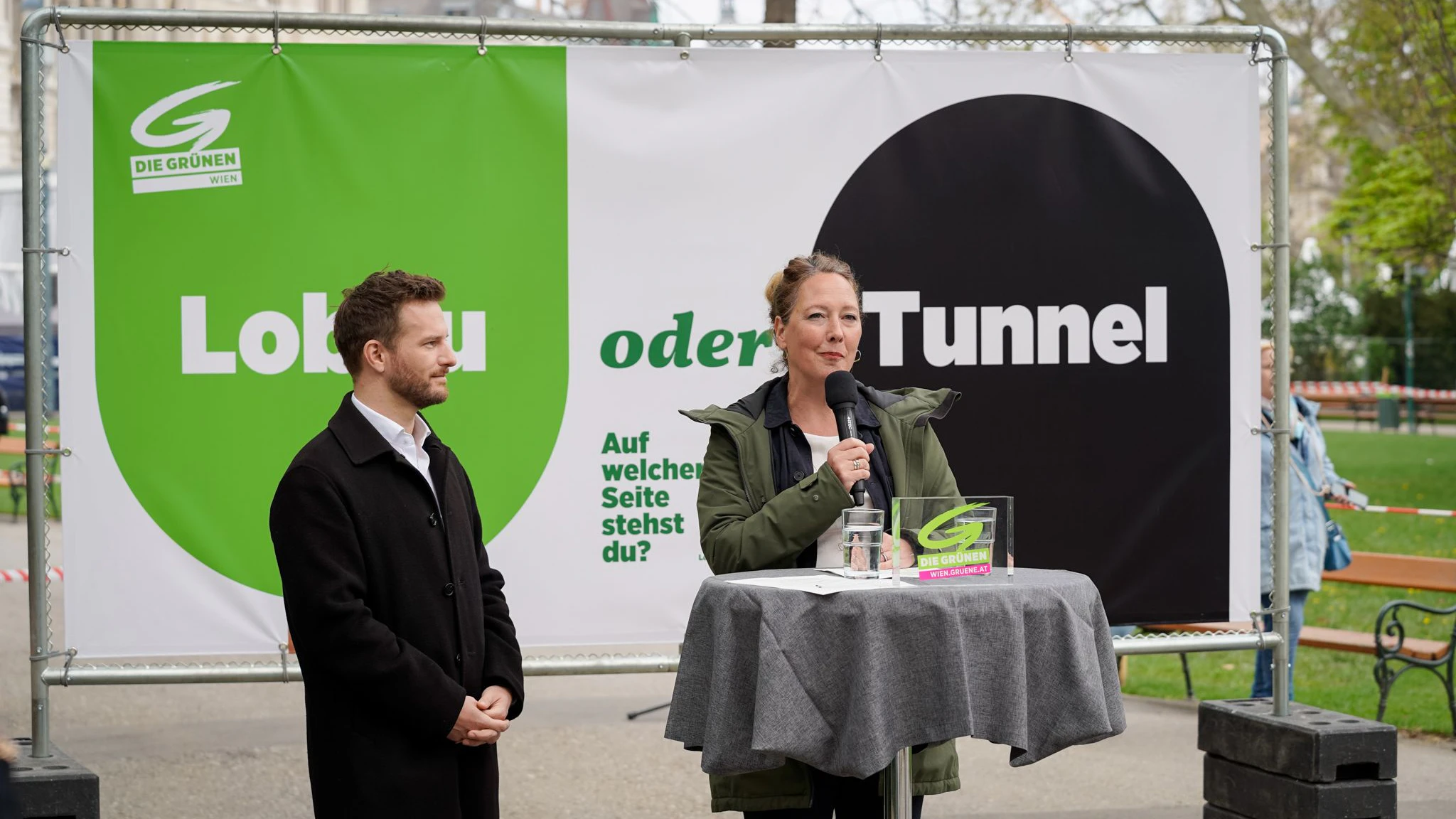 Mit Plakaten und Aktionen üben die Grünen Wien Kritik am Bau des Lobautunnels.