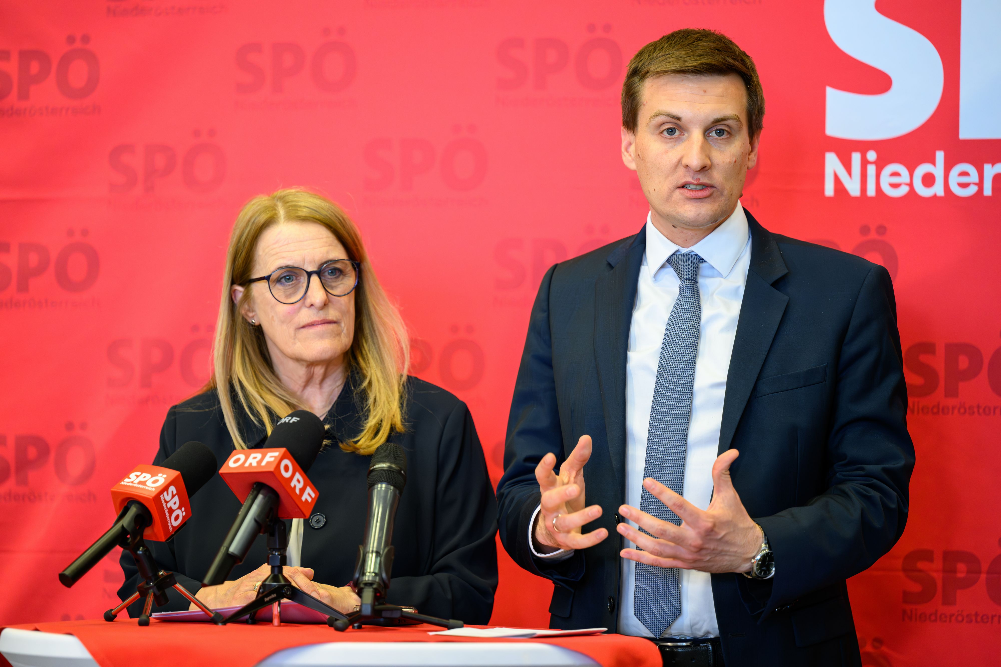 Staatssekretärin Ulrike Königsberger-Ludwig (SPÖ) und Landesparteiobmann von Niederösterreich, Sven Hergovich (SPÖ) nach einer Sitzung des erweiterten SPÖ Landesparteipräsidiums am Mittwoch, 15. April 2026, in St.Pölten.