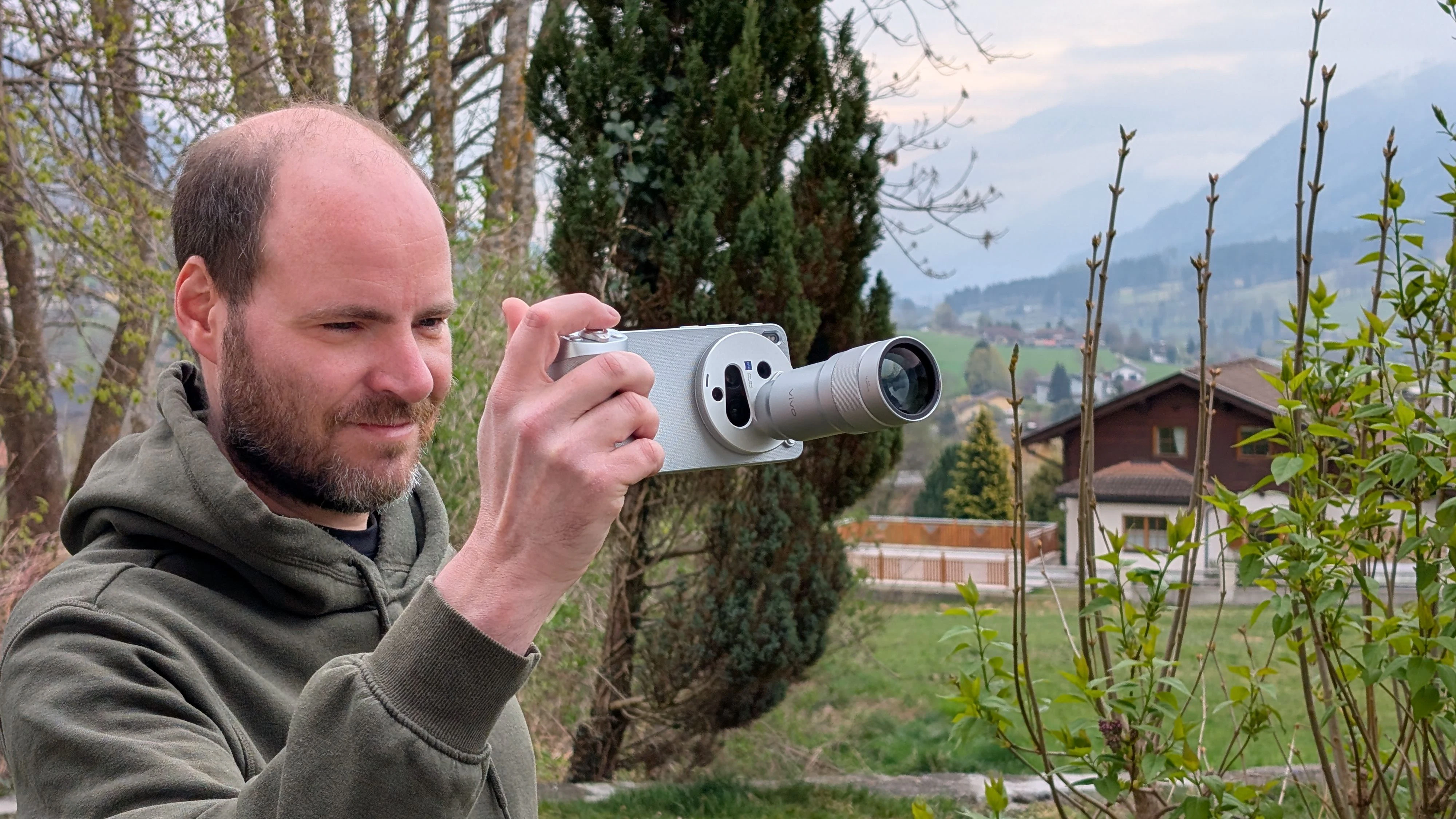 Vivo X300 Ultra (hier mit Imaging Grip Kit und Telephoto Extender) im Test: Dieses Kamera-Smartphone spielt in einer eigenen Liga.