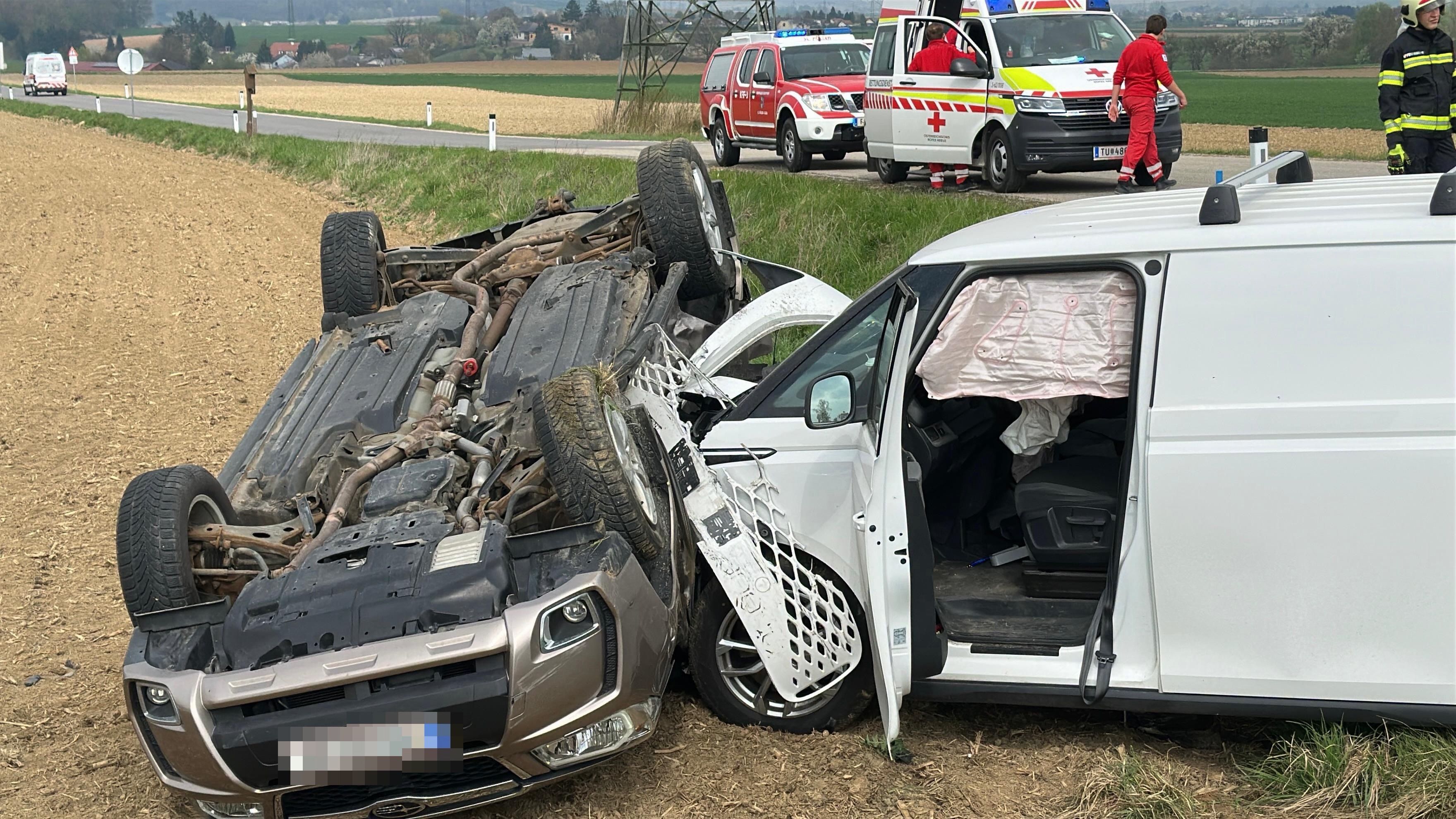 Durch die Wucht des Zusammenstoßes wurden beide Fahrzeuge in den angrenzenden Straßengraben geschleudert.
