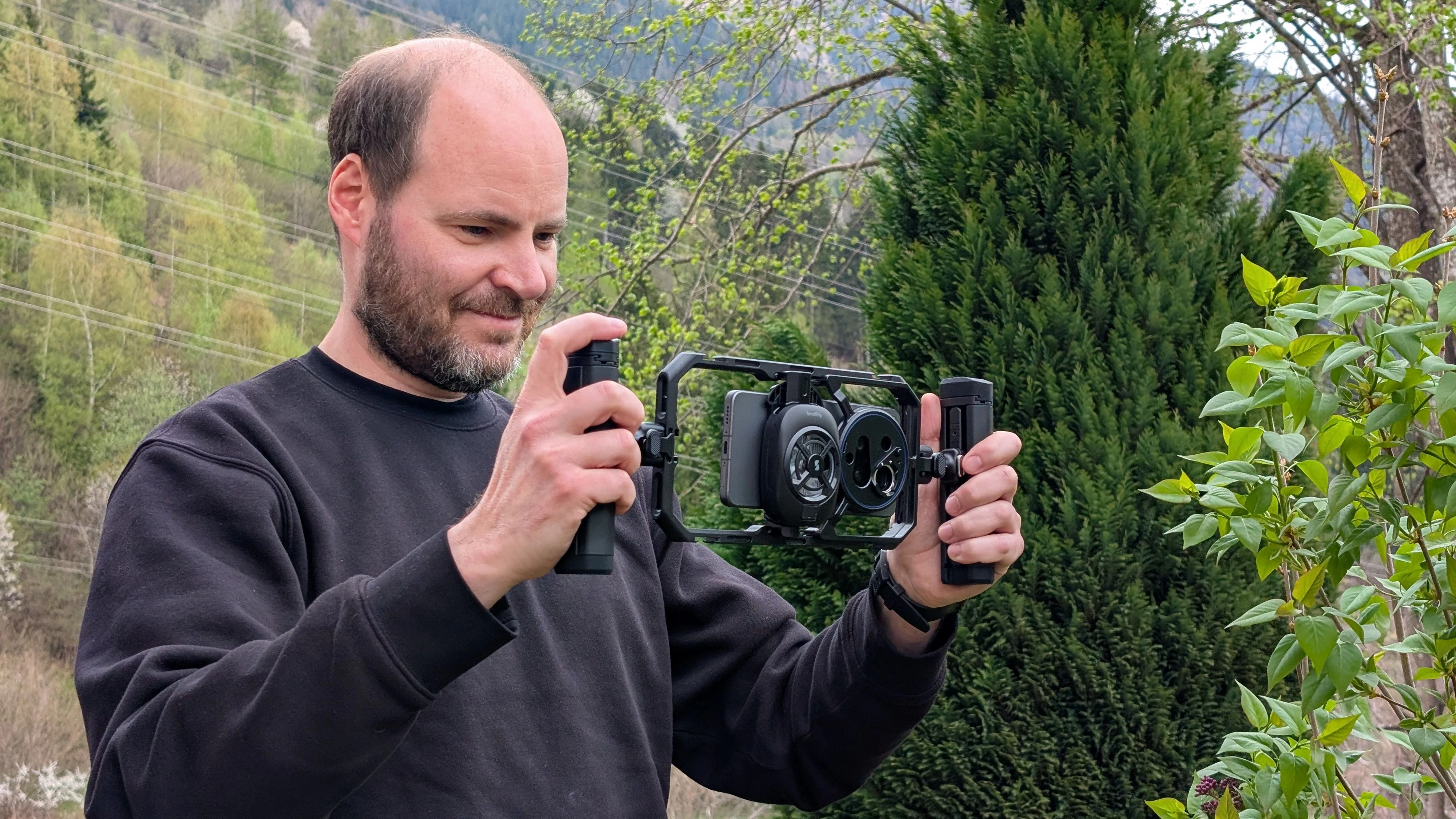 Das SmallRig Pro Video Rig Kit richtet sich an Videoanwender und ermöglicht den Anschluss von zusätzlichem Equipment wie Mikrofonen oder Licht.