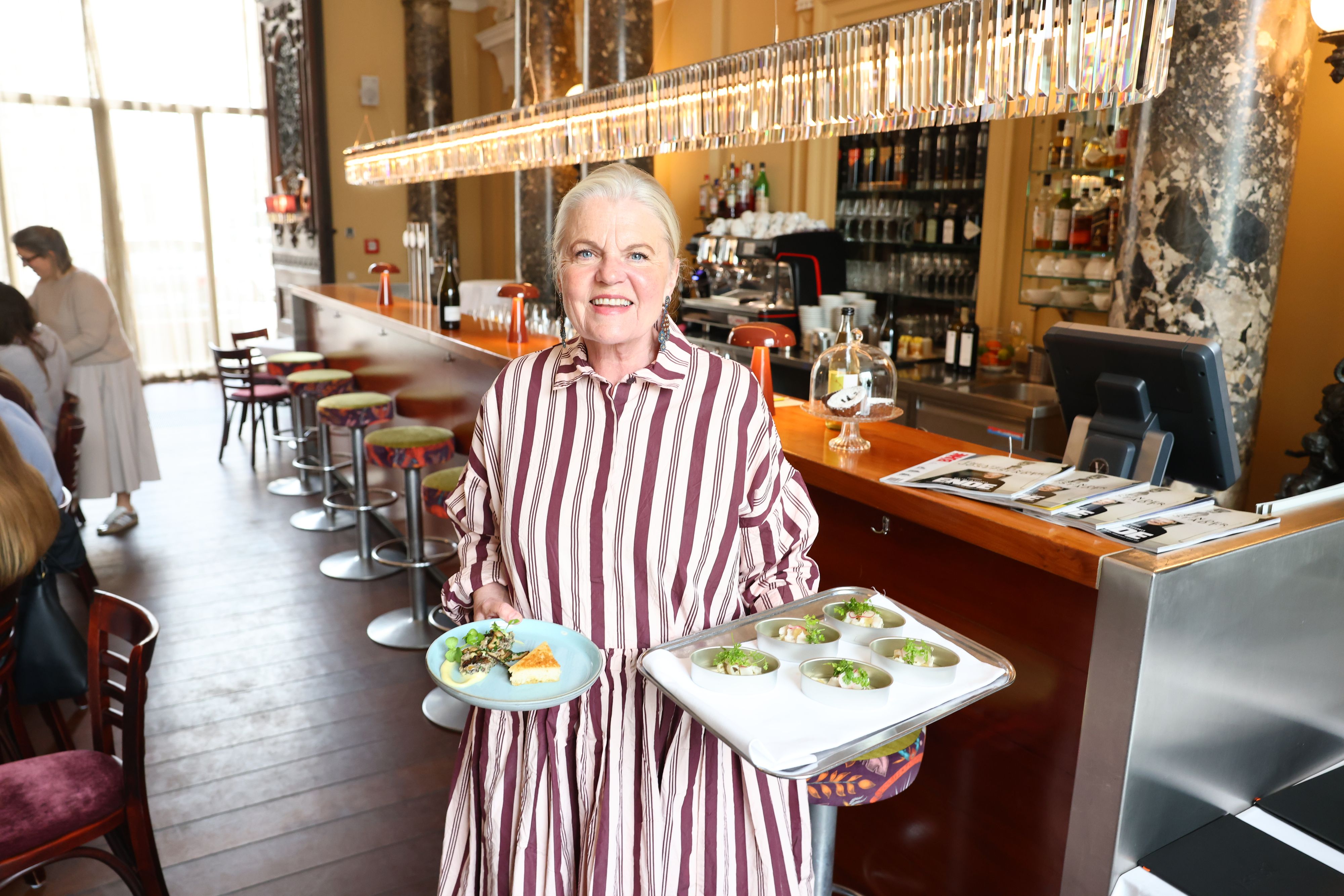 Vestibül-Chefin Veronika Doppler mit neuen Schmankerln des Hauses.