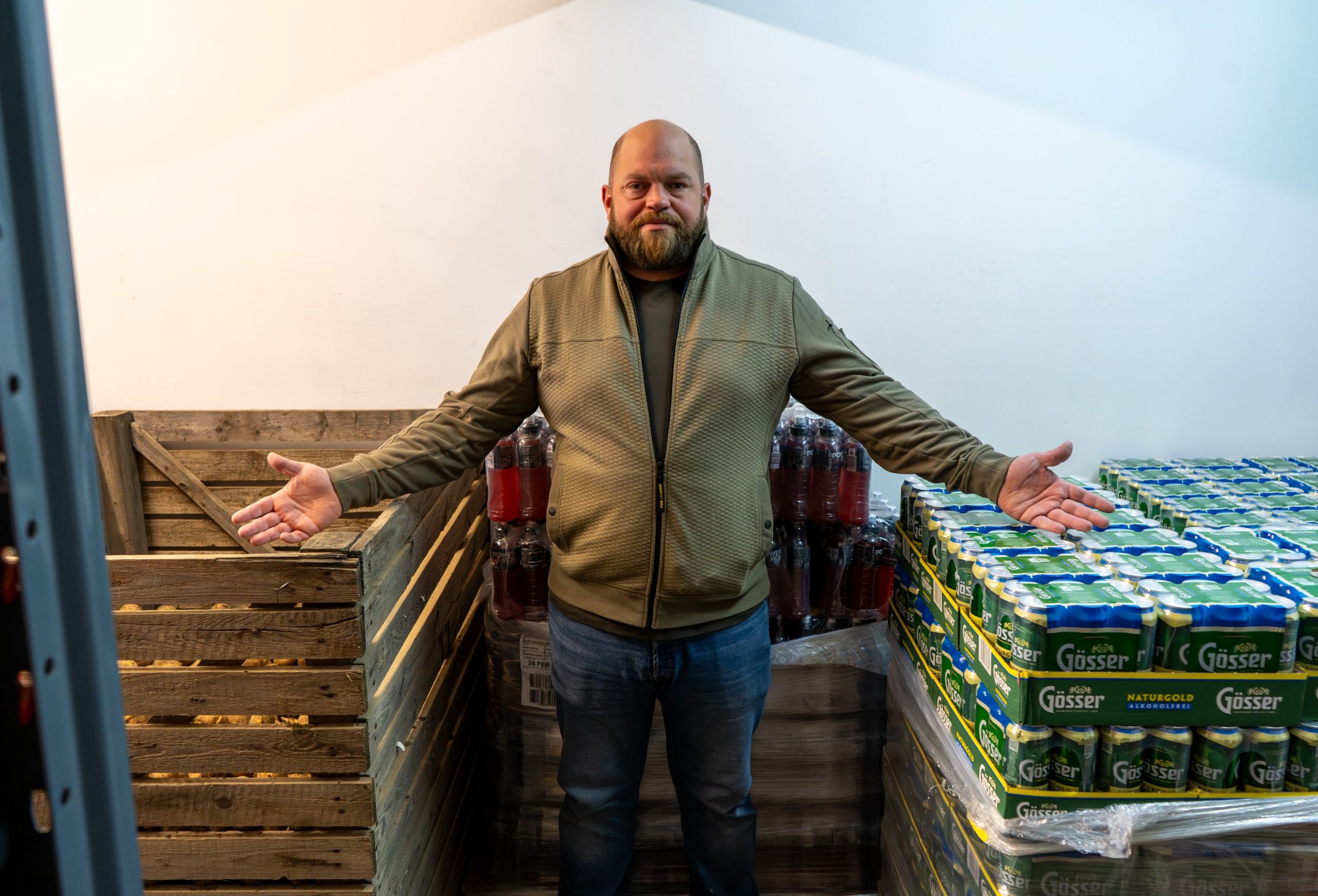 Alexander Mühlhauser (44) rettet täglich tonnenweise Lebensmittel – und verteilt sie an alle, die sie brauchen.