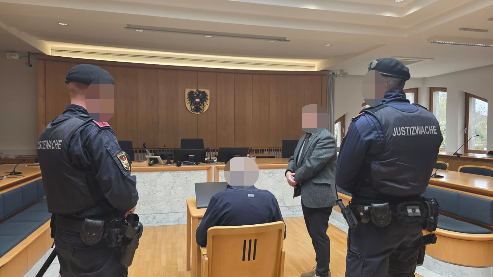 Der Angeklagte (78) wurde am Mittwoch von der Polizei in den Schwurgerichtssaal gebracht.