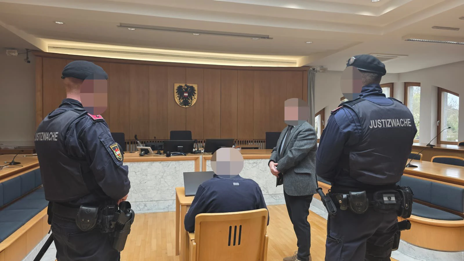 Der Angeklagte (78) wurde am Mittwoch von der Polizei in den Schwurgerichtssaal gebracht.