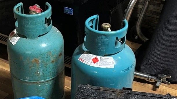 Explosionsgefahr: Aus diesen Flaschen strömte Gas in Keller aus.