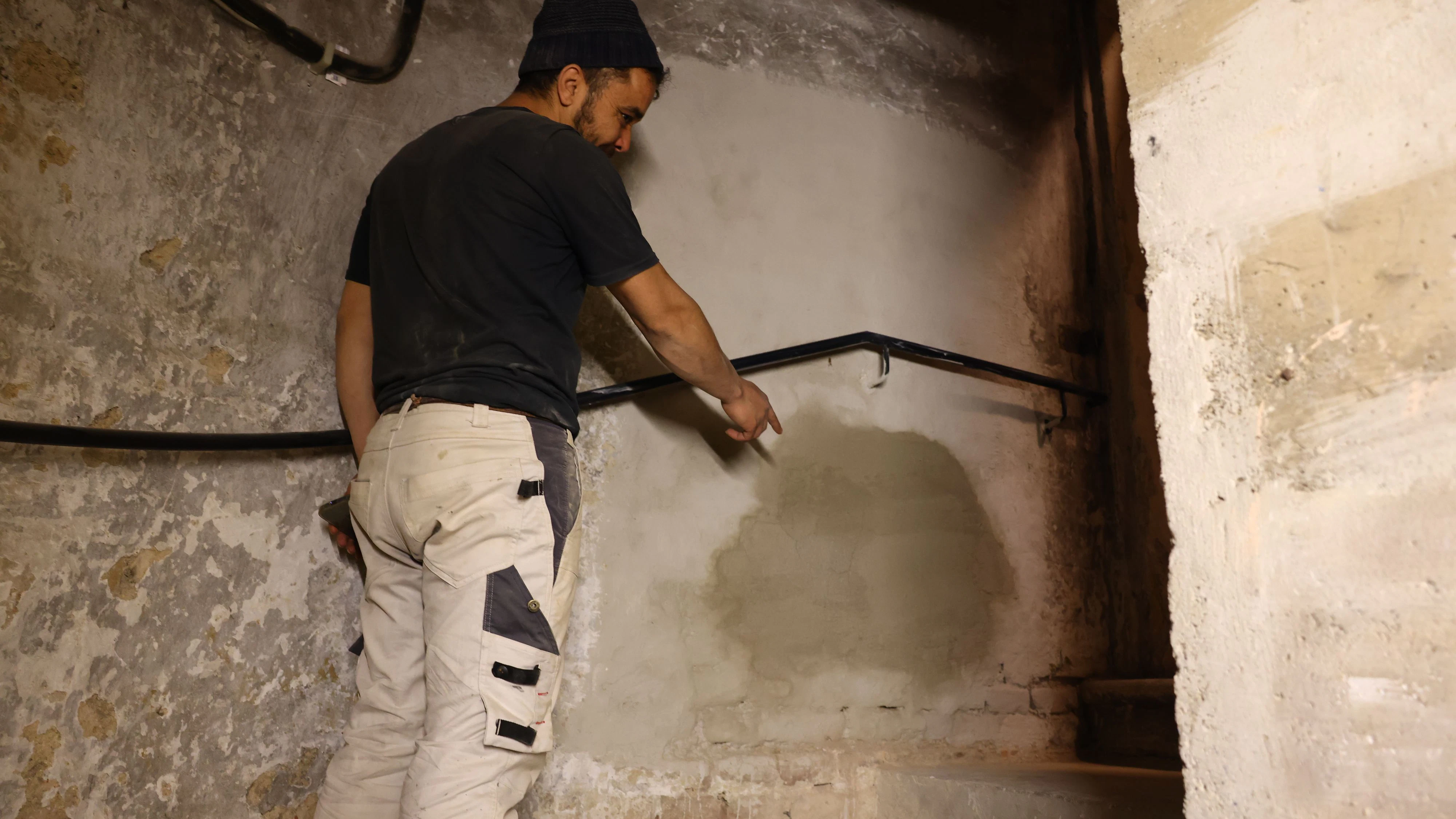 Die Täter stemmten eine Wand auf und verschafften sich Zugang zum Geschäft.