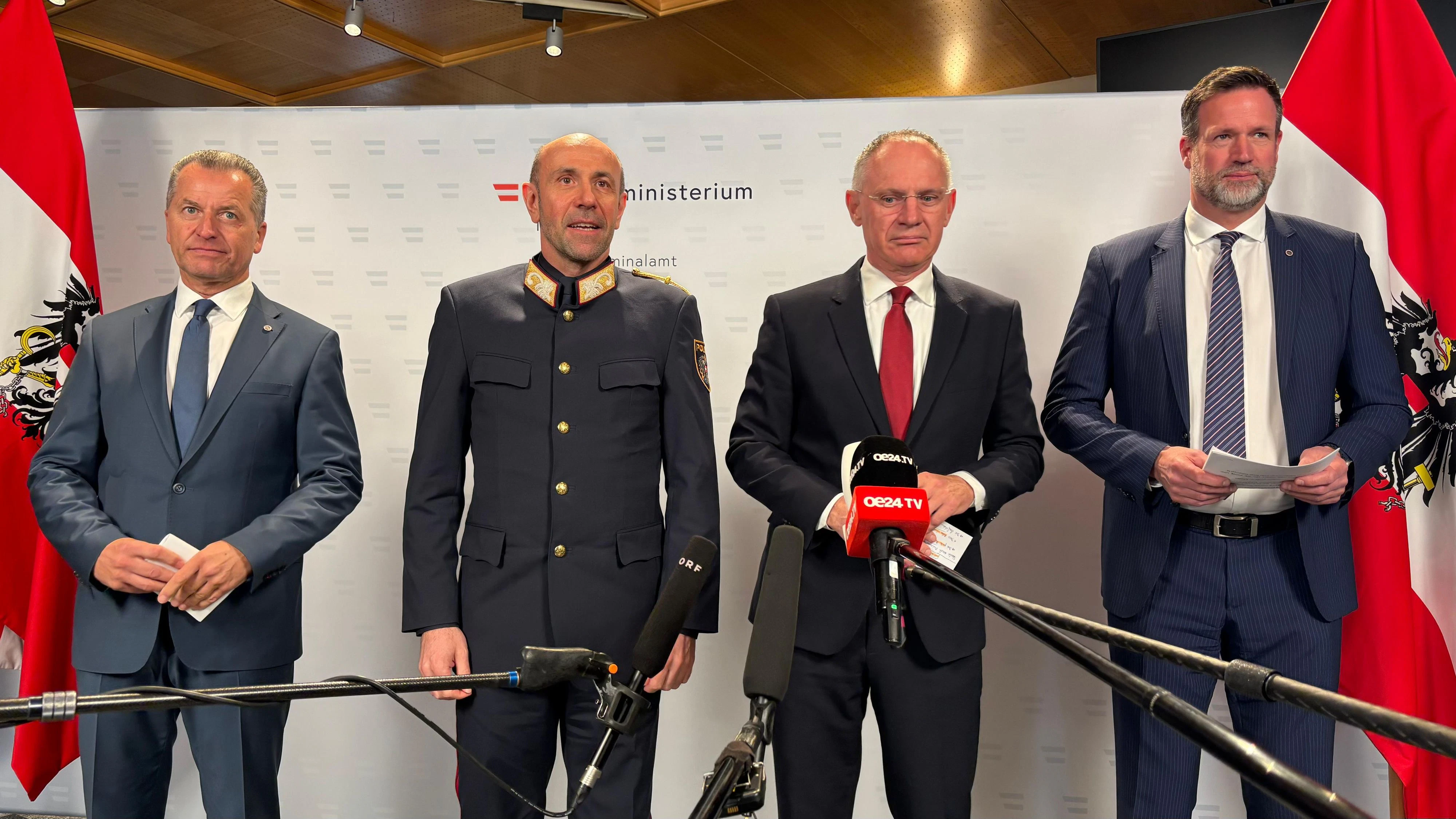 SOLBE-Chef Brigadier Gerald Tatzgern, Generaldirektor Franz Ruf, Innenminister Karner und BKA-Chef Andreas Holzer