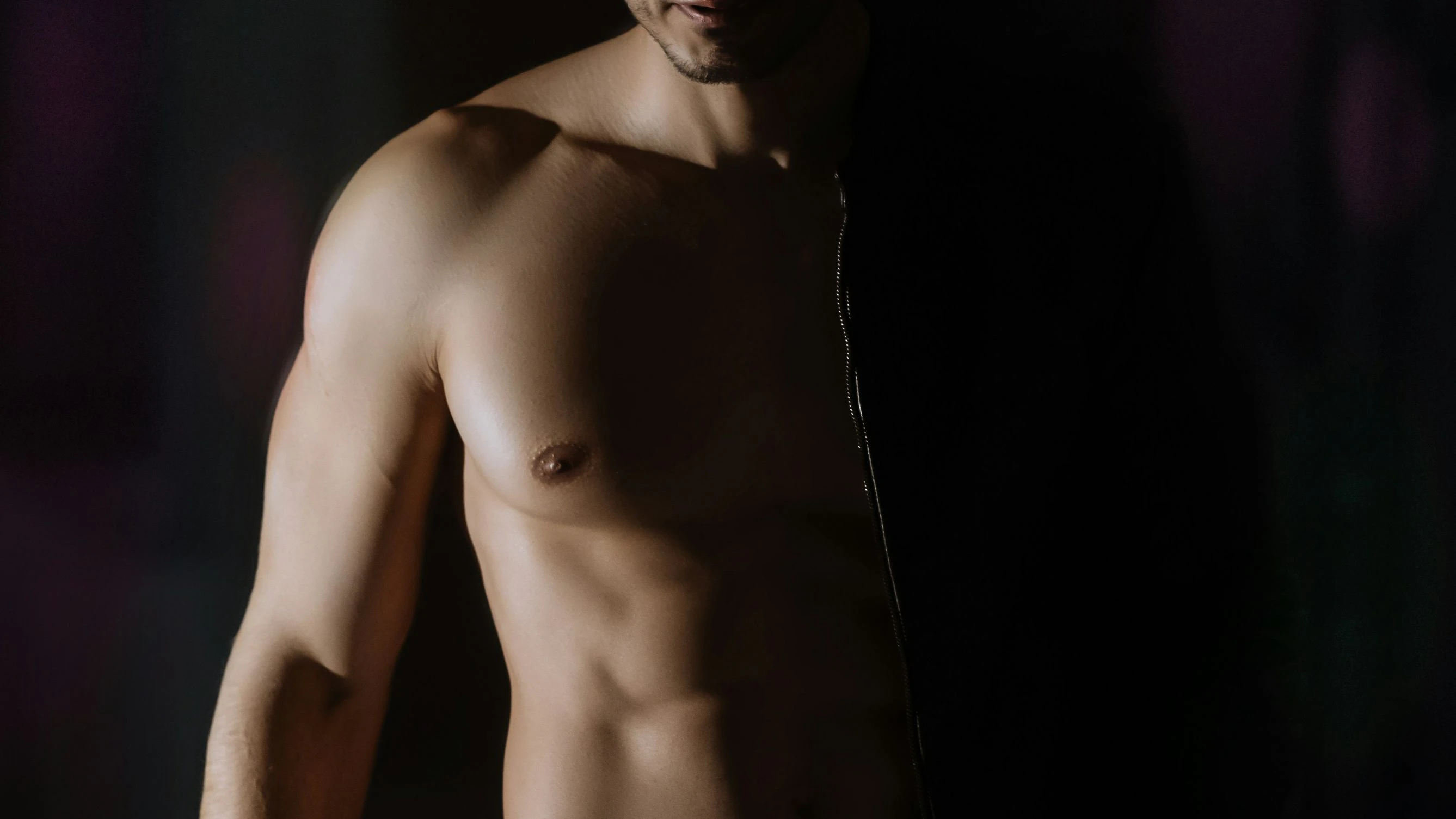 Embryonen entwickeln schon früh Brustwarzen. Erst später prägen Gene und Hormone aus, ob sich der Körper weiblich oder männlich entwickelt.