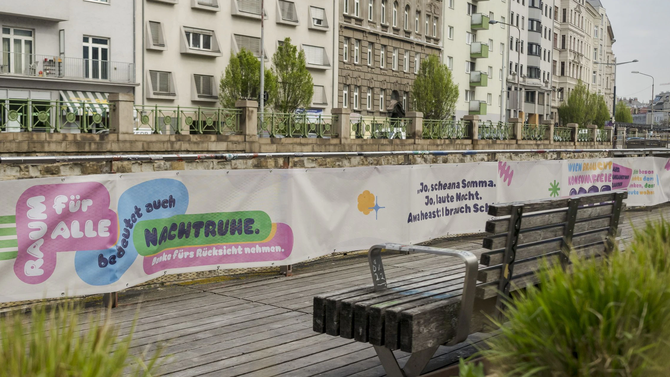 Die mehrsprachigen Transparente auf der Wientalterrasse sollen für Ruhe sorgen.