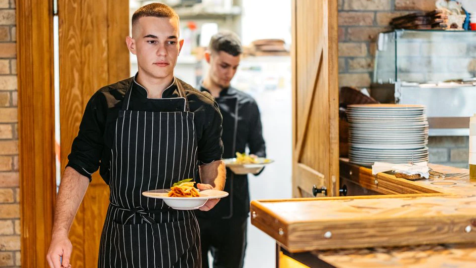 Der junge Gastro-Mitarbeiter wurde gleich zwei mal gefeuert!