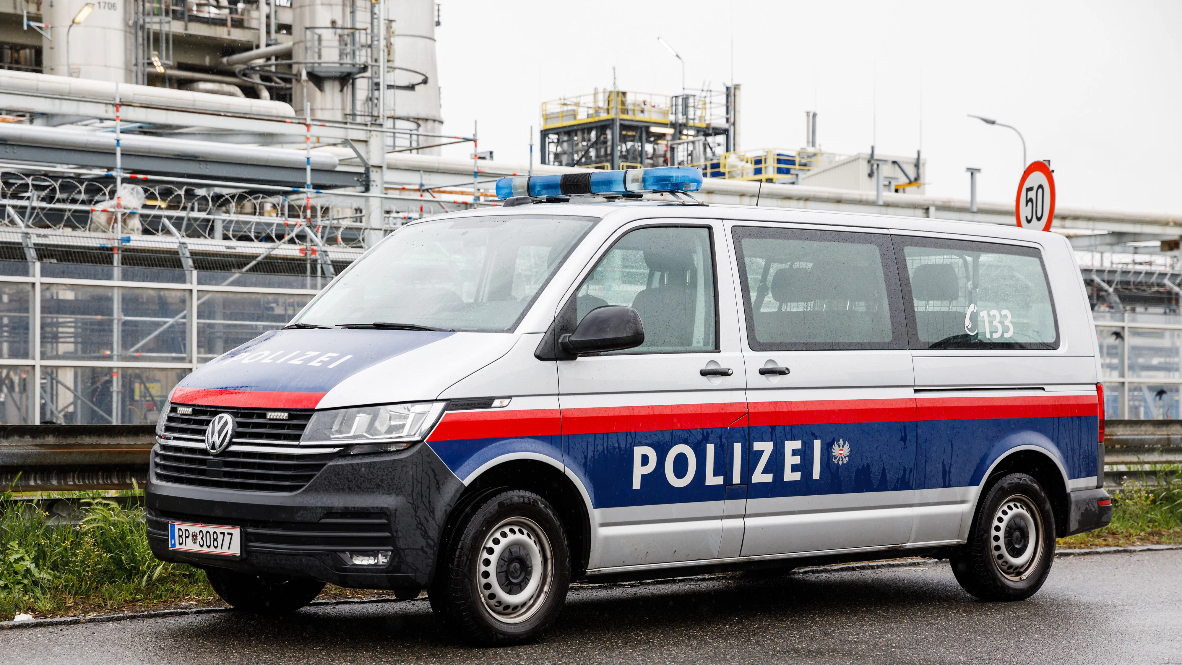 Die Polizei verstärkt den Schutz kritischer Infrastruktur wie der Raffinerie Schwechat.