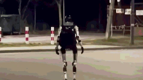 Heute.at - Video erstaunt: Roboter jagt Wildschweine in Warschau