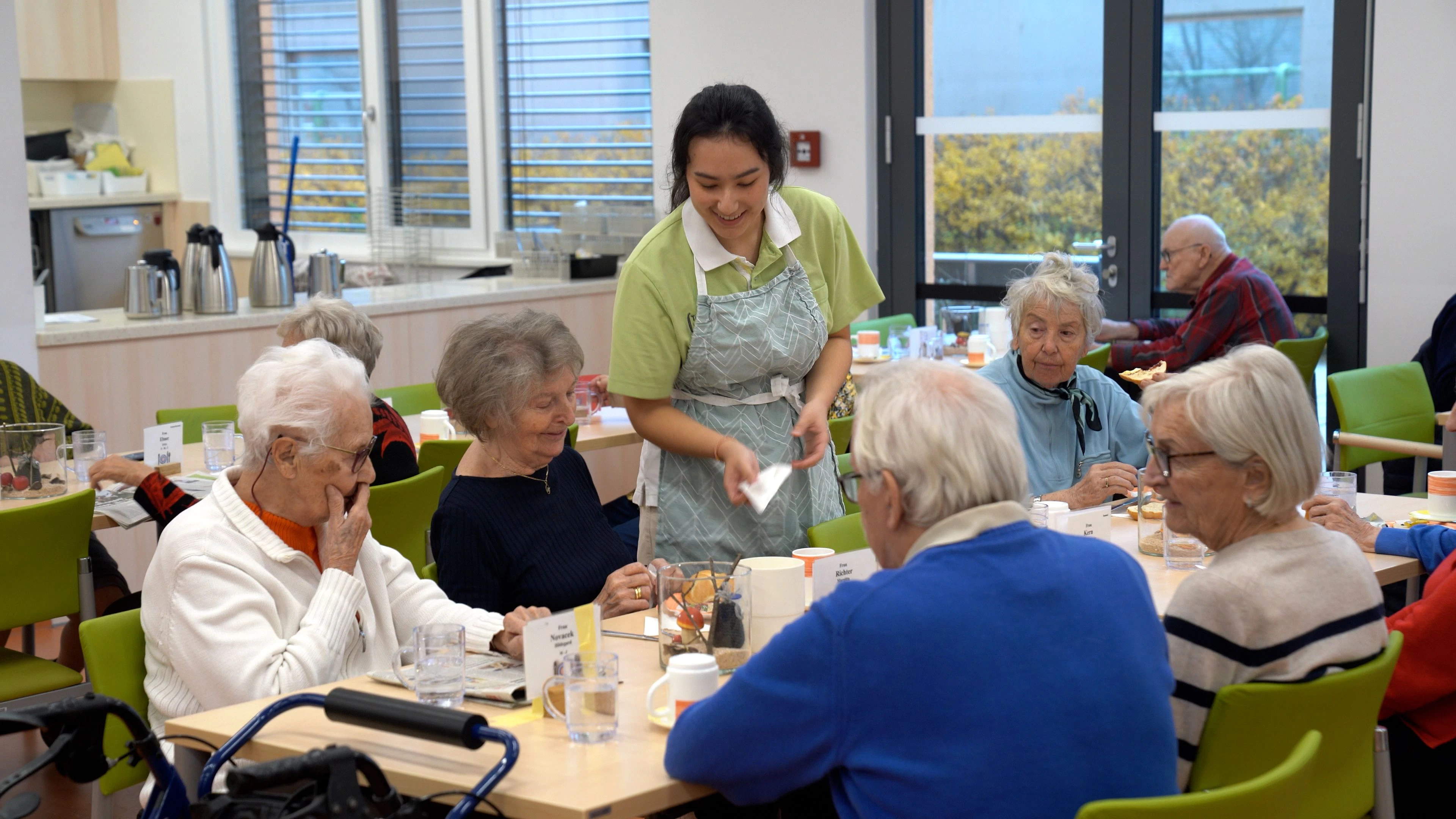Neben den zahlreichen gemeinsamen Aktivitäten Im Tageszentrum schätzt Katharina auch die Gesellschaft beim Frühstück und Mittagessen. 