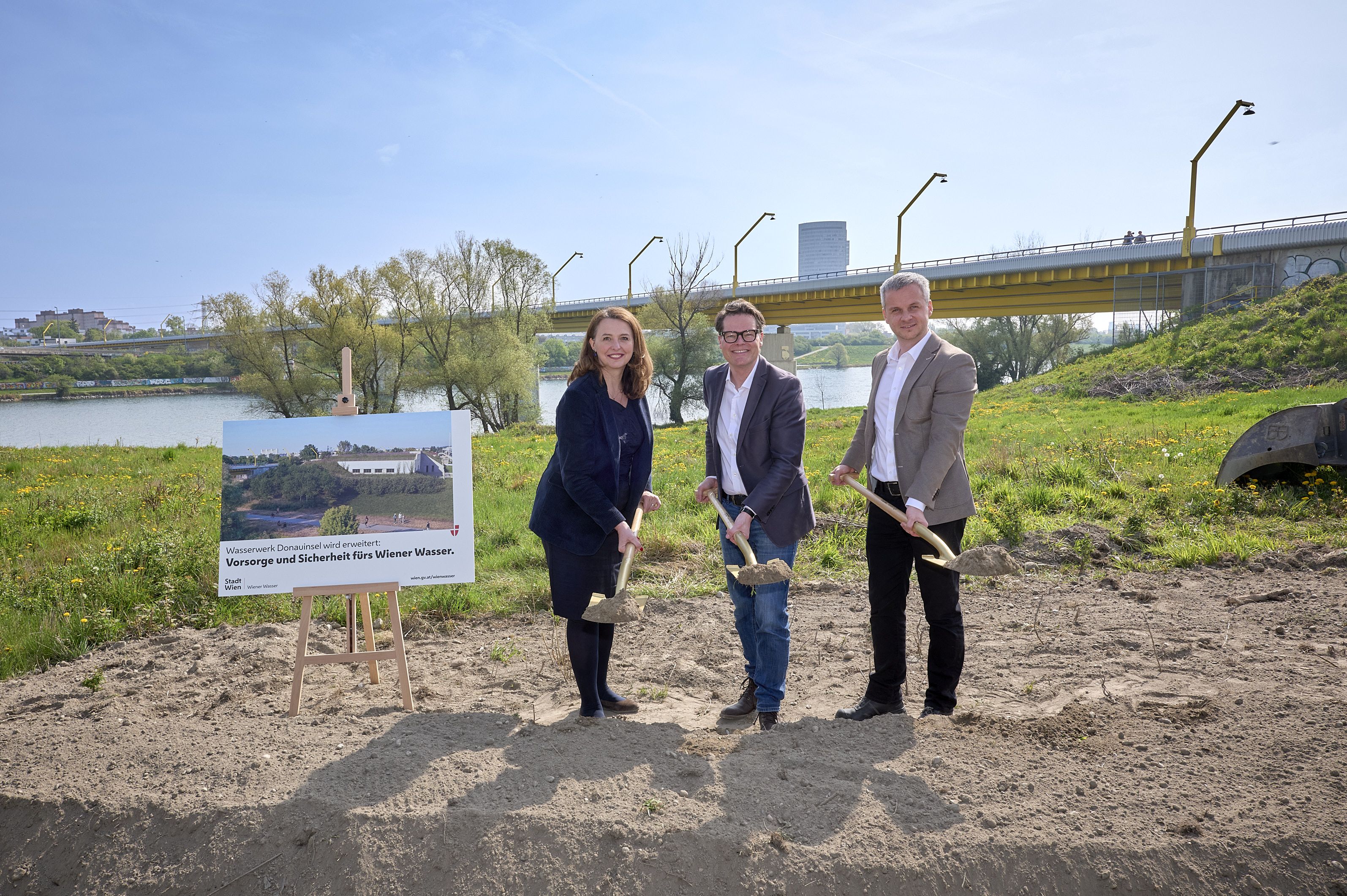(v.l.) Neos Wien Klubobfrau Selma Arapović, Klimastadtrat Jürgen Czernohorszky (SPÖ), Paul Hellmeier, Chef von Wiener Wasser