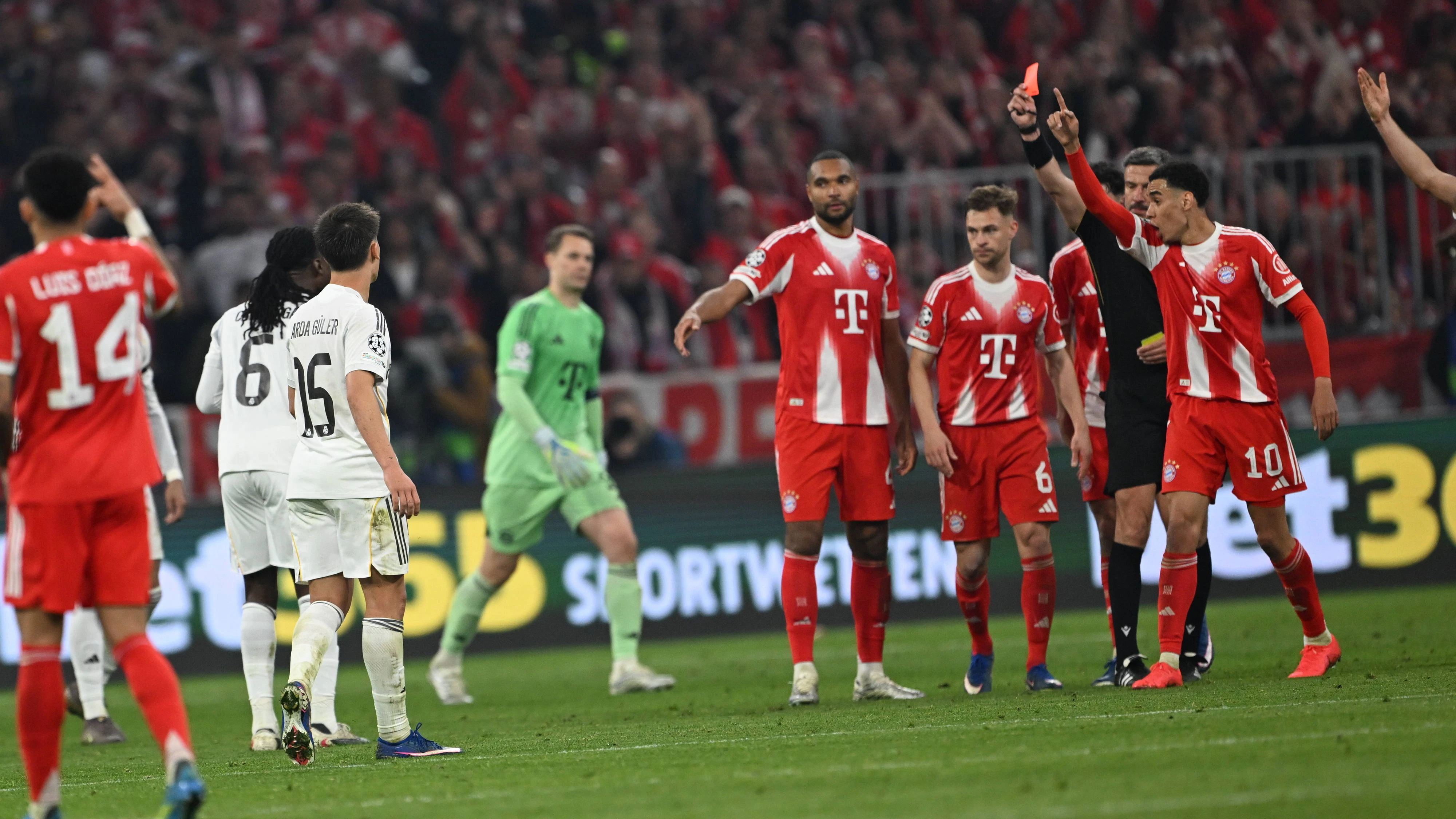 Bayern Munich v Real Madrid - UEFA Champions League Quarter-final MUNICH, GERMANY - APRIL 15: Eduardo Camavinga of Real Madrid receives red card during the UEFA Champions League 2025/26 Quarter-Final Second Leg match between FC Bayern Munich and Real Madrid CF at Football Arena Munich on April 15, 2026 in Munich, Germany. Halil Sagirkaya / Anadolu Munich Germany. Editorial use only. Please get in touch for any other usage. PUBLICATIONxNOTxINxTURxUSAxCANxUKxJPNxITAxFRAxAUSxESPxBELxKORxRSAxHKGxNZL Copyright: x2026xAnadoluxHalilxSagirkayax