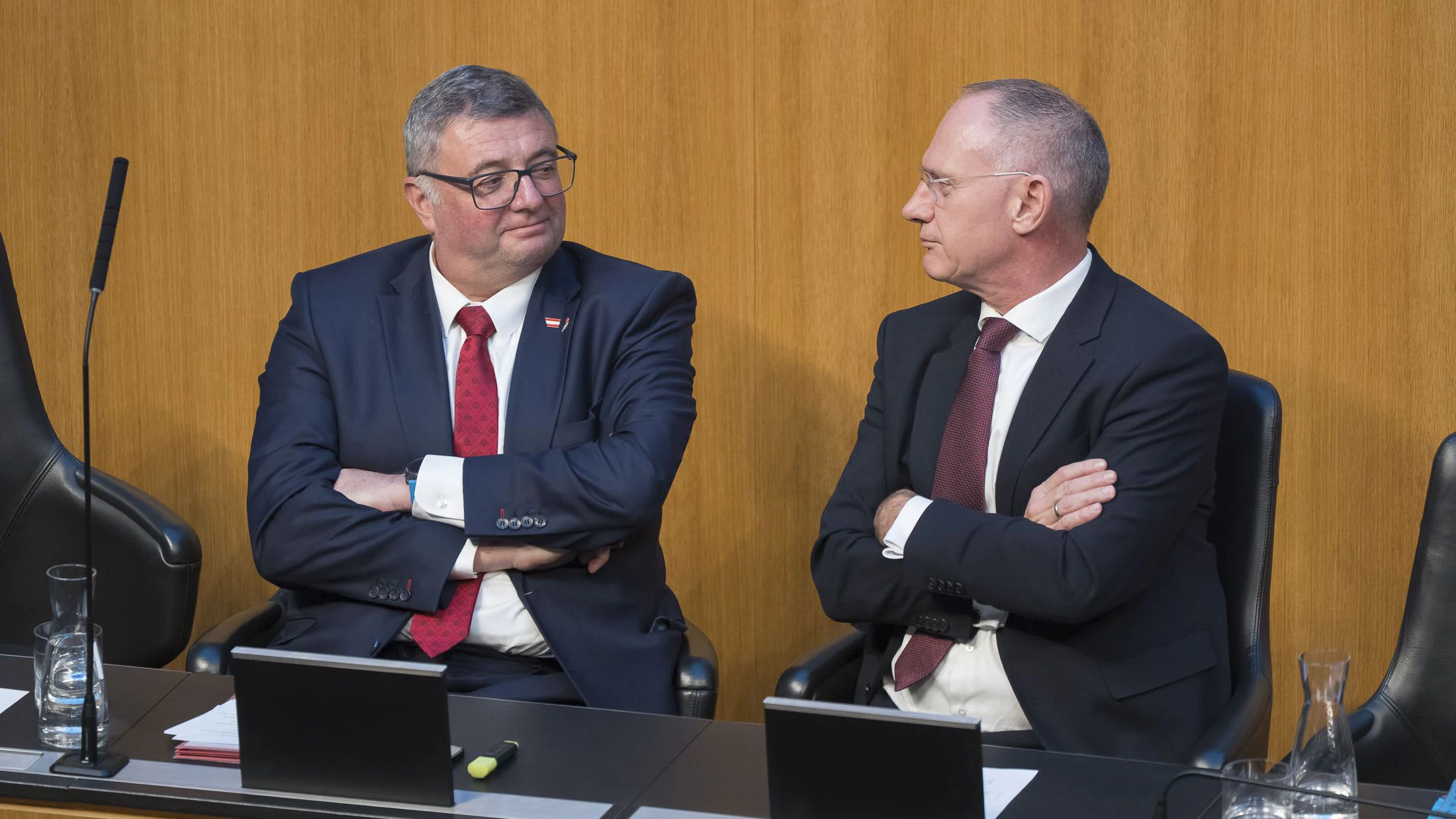 Staatssekretär Leichtfried (l.) und Innenminster Karner (r.) begrüßen die "größte Novelle des Waffengesetzes seit 30 Jahren".