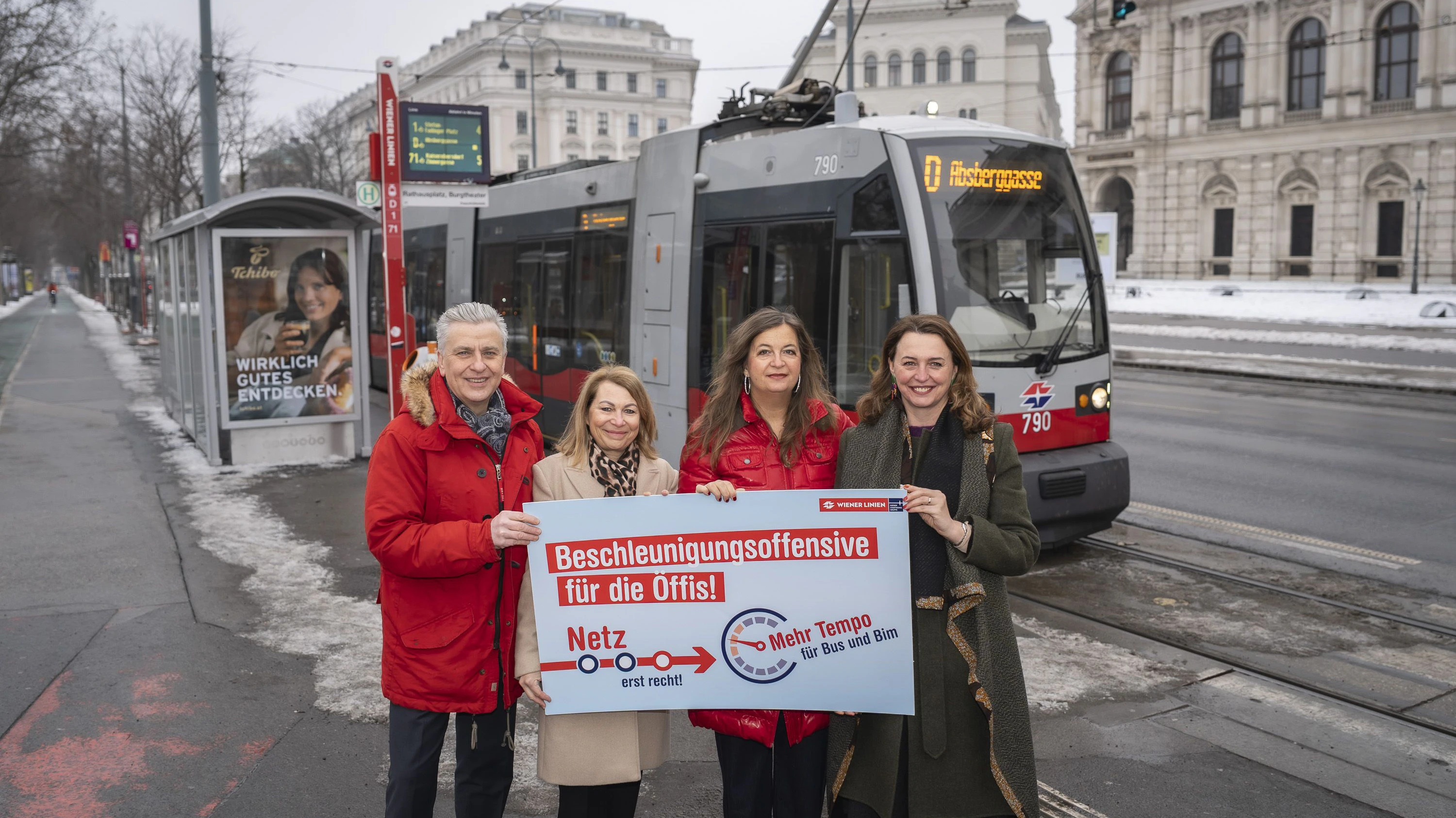 Joe Taucher, Vorsitzender des Unterausschusses Wiener Stadtwerke, Alexandra Reinagl, Wiener-Linien-Geschäftsführerin, Ulli Sima, Öffi-Stadträtin und Selma Arapović, NEOS Wien Klubvorsitzende (v.l.).