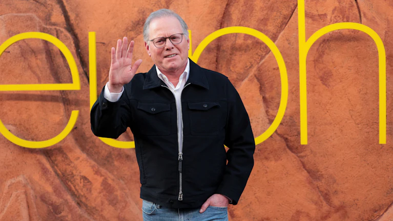 Paramount Skydance schnappt sich Warner Bros. Discovery und wird damit zum Film-Giganten. Der lachende Dritte ist Warner-Chef David Zaslav. Der CEO kassiert eine Mega-Abfindung. Sogar in den USA gehen deshalb die Alarmlichter an.