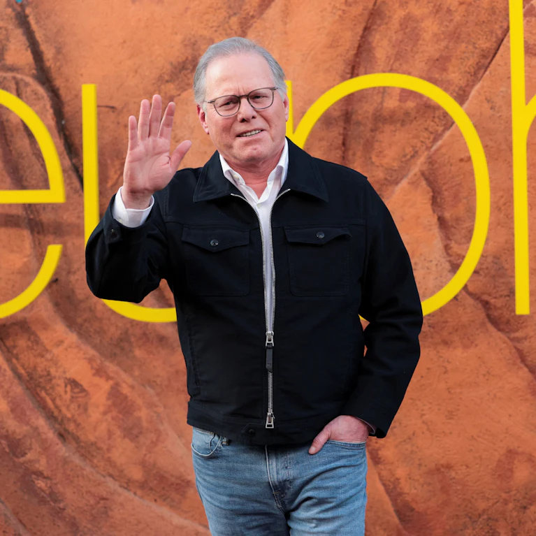 Paramount Skydance schnappt sich Warner Bros. Discovery und wird damit zum Film-Giganten. Der lachende Dritte ist Warner-Chef David Zaslav. Der CEO kassiert eine Mega-Abfindung. Sogar in den USA gehen deshalb die Alarmlichter an.