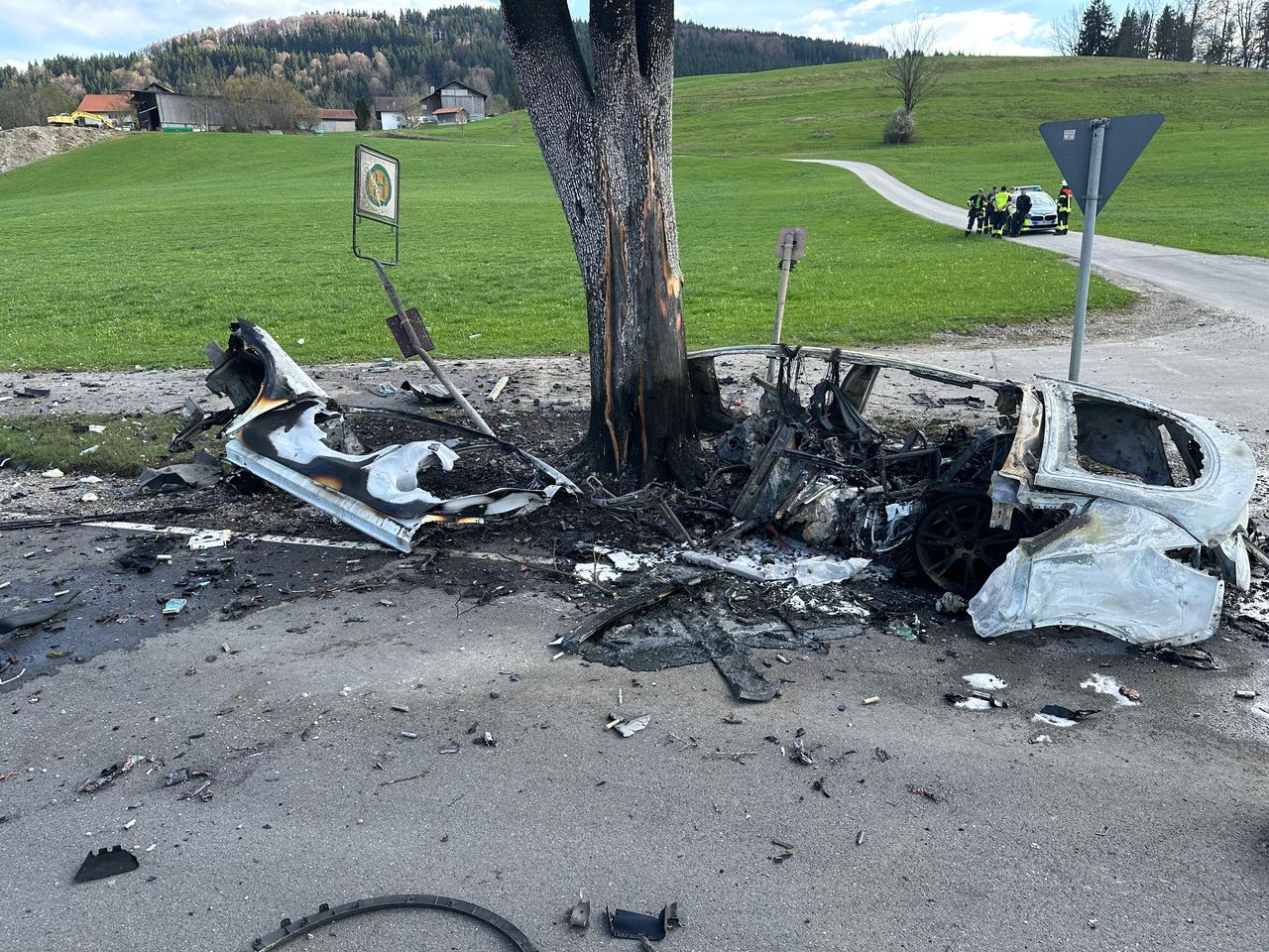 Im bayrischen Ostallgäu verlor ein Tesla-Lenker die Kontrolle. Es kam zu einem Horror-Crash frontal gegen einen Baum. Der Mann hatte keine Chance.