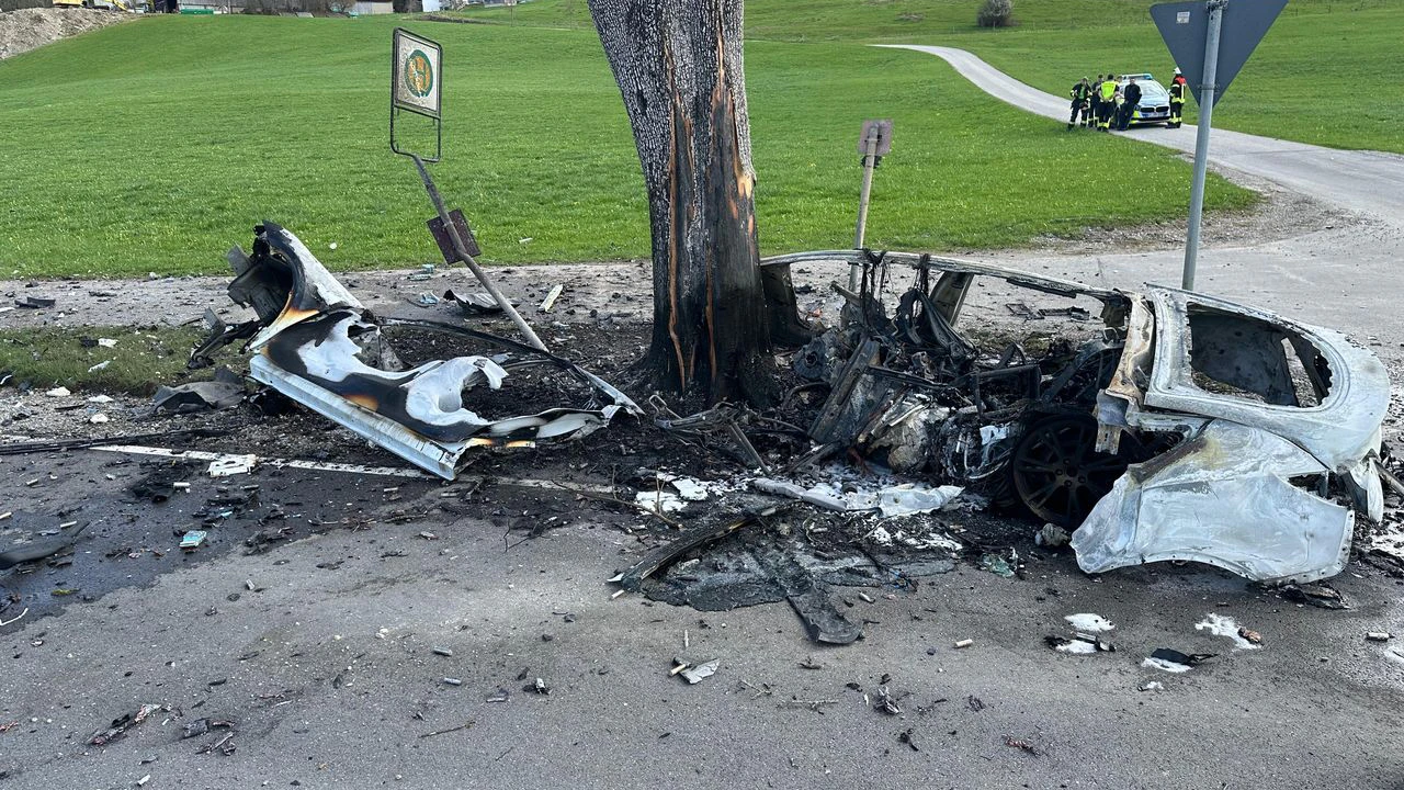 Heute.at - Tödlicher Horror-Unfall! Tesla-Fahrer hat keine Chance