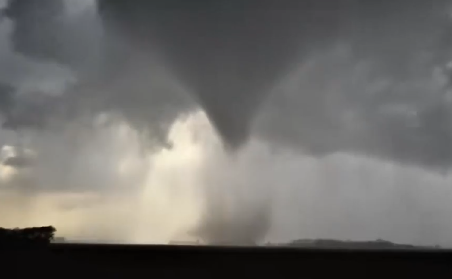 Naturgewalt: Ein heftiger Tornado fegt am 14. April über offenes Farmland nahe Truman im US-Bundesstaat Minnesota.